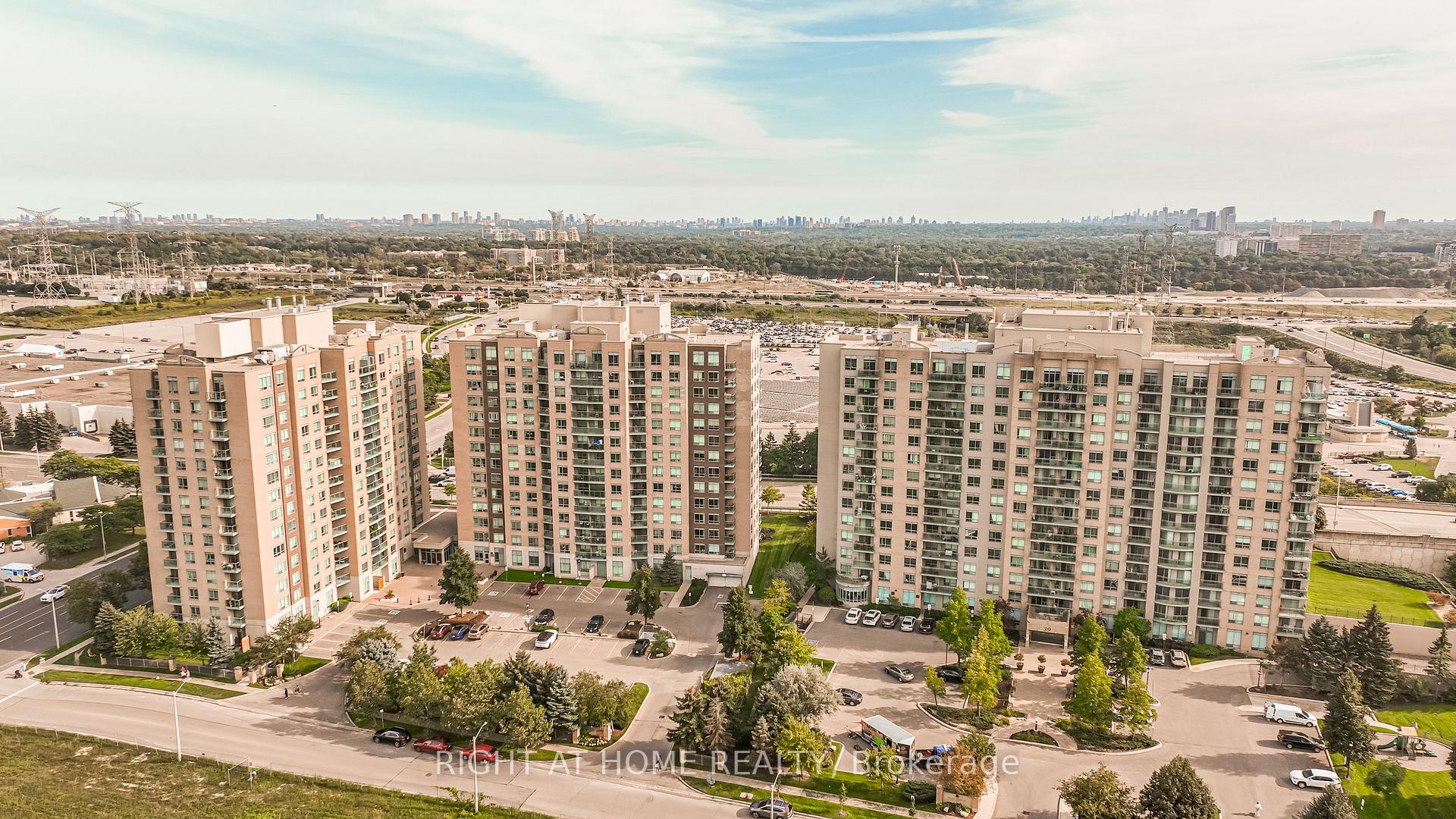 Photo 4 of Unit 1010, 23 Oneida Crescent, Richmond Hill, Langstaff — HOMEH