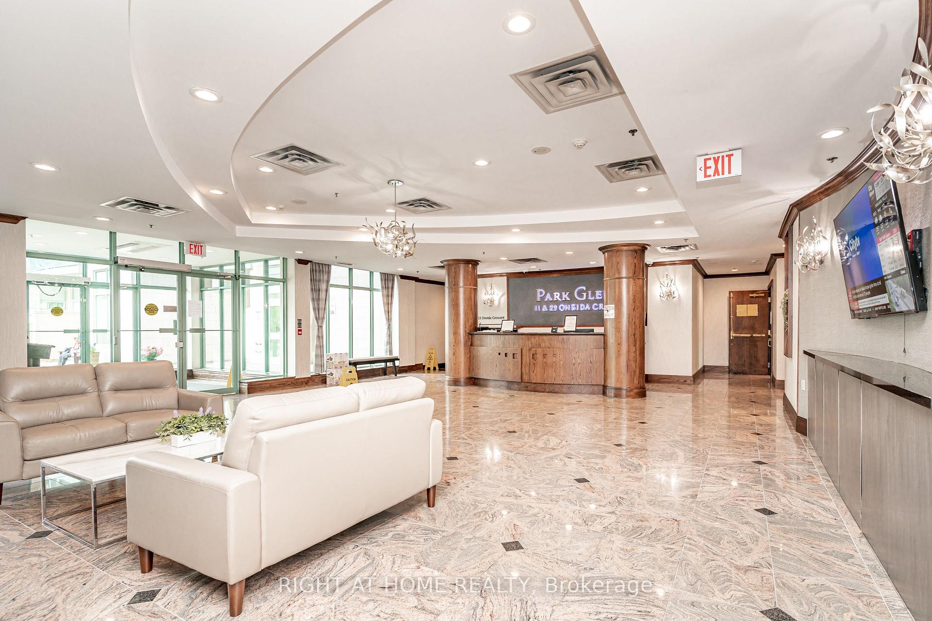 Photo 6 of Unit 1010, 23 Oneida Crescent, Richmond Hill, Langstaff — HOMEH