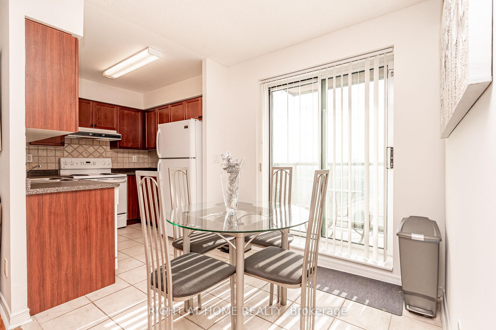 Photo 15 of Unit 1010, 23 Oneida Crescent, Richmond Hill, Langstaff — HOMEH