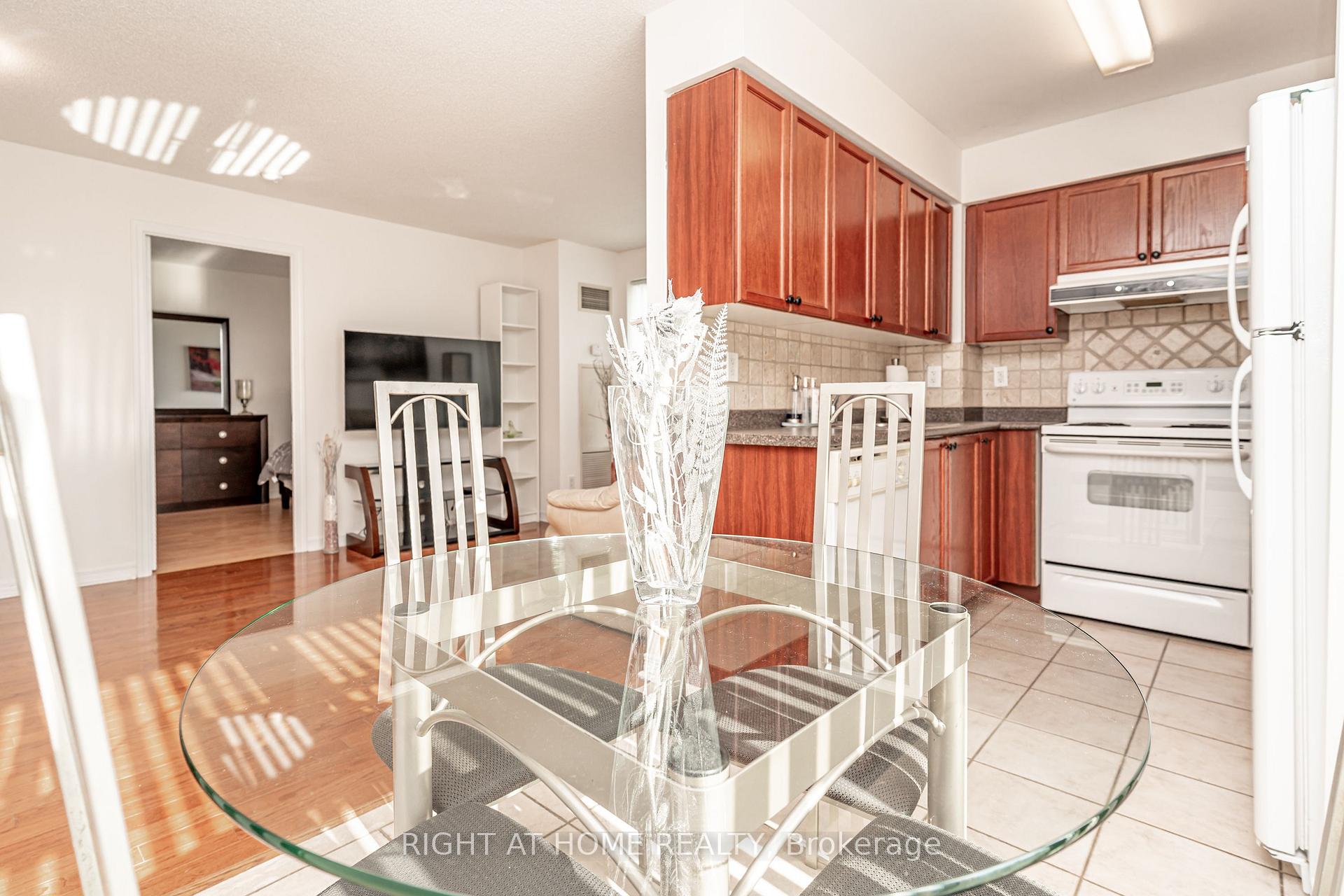 Photo 16 of Unit 1010, 23 Oneida Crescent, Richmond Hill, Langstaff — HOMEH