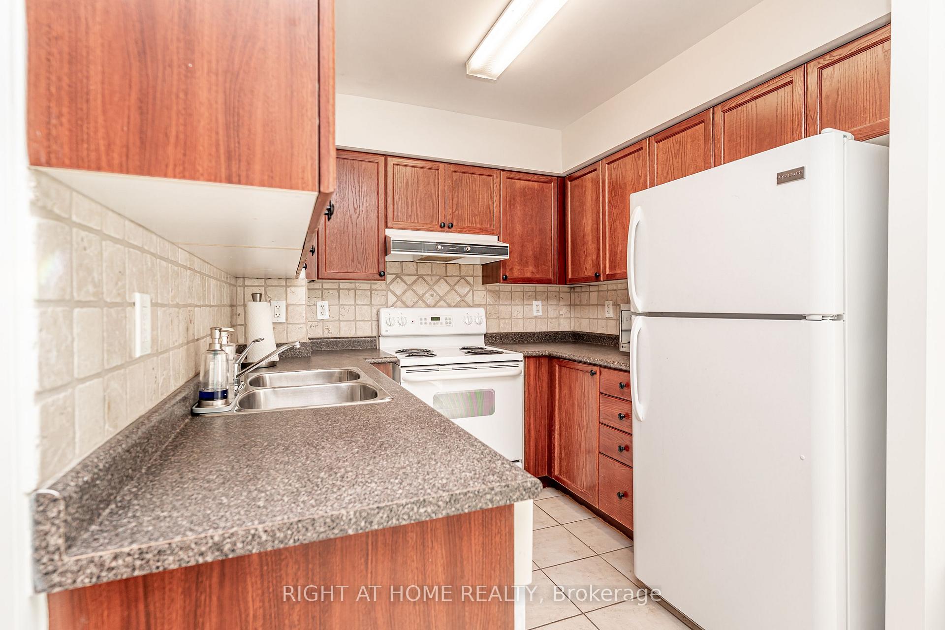 Photo 17 of Unit 1010, 23 Oneida Crescent, Richmond Hill, Langstaff — HOMEH