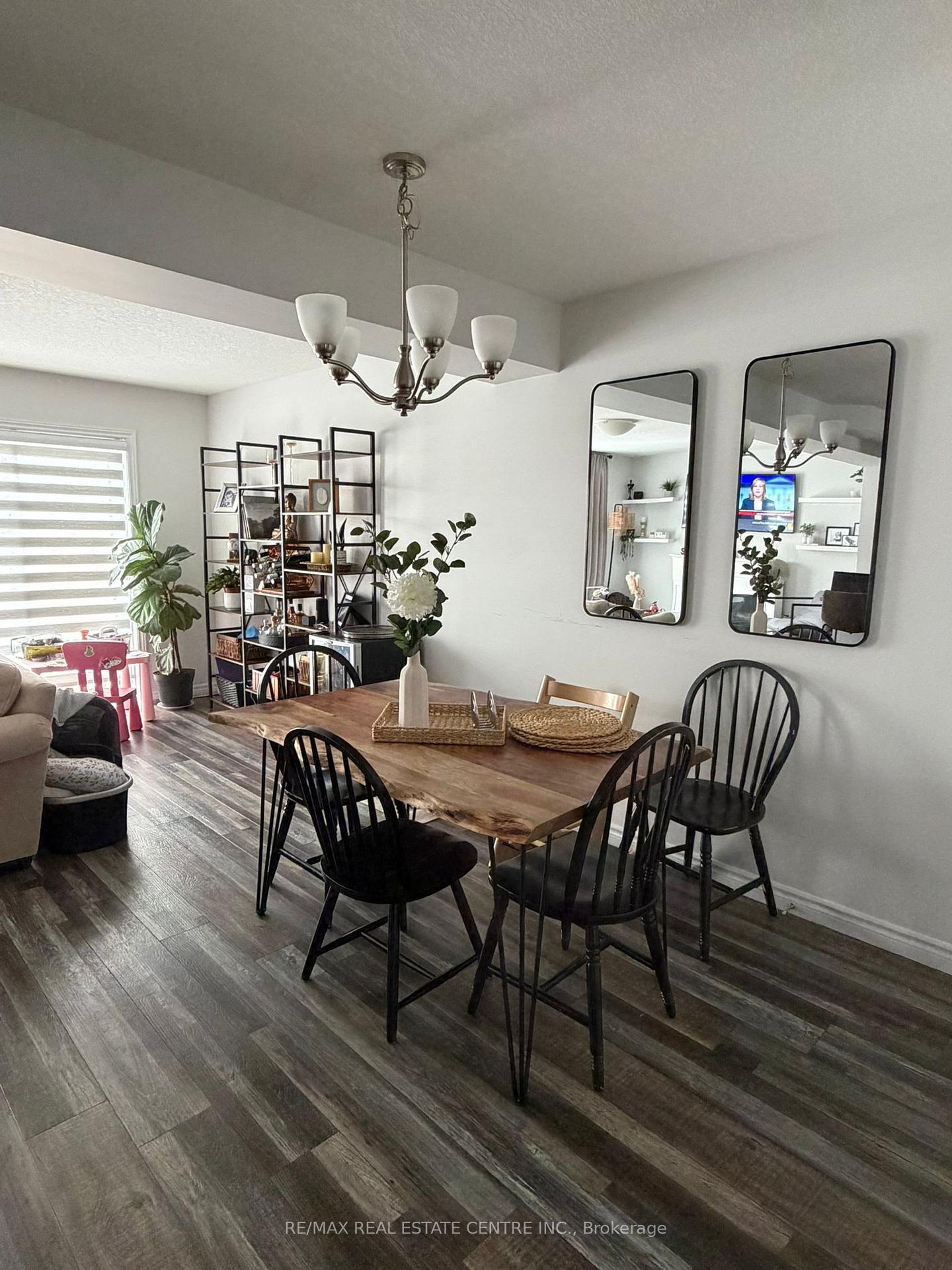 Photo 2 of 2986 Turner Crescent, London, South U — HOMEH