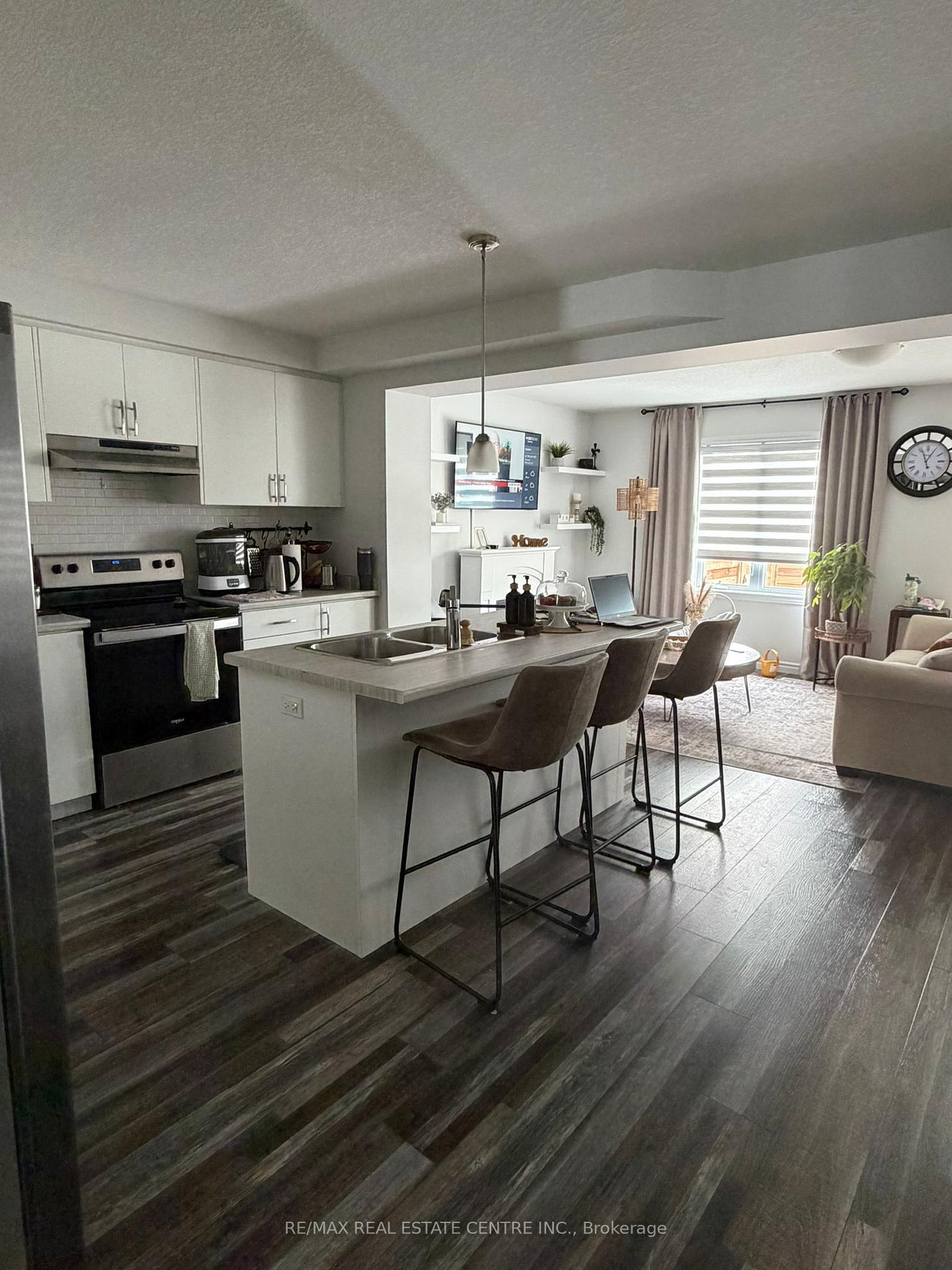 Photo 3 of 2986 Turner Crescent, London, South U — HOMEH