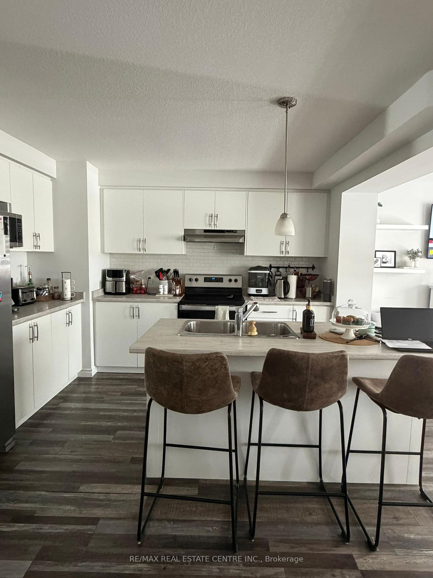 Photo 10 of 2986 Turner Crescent, London, South U — HOMEH