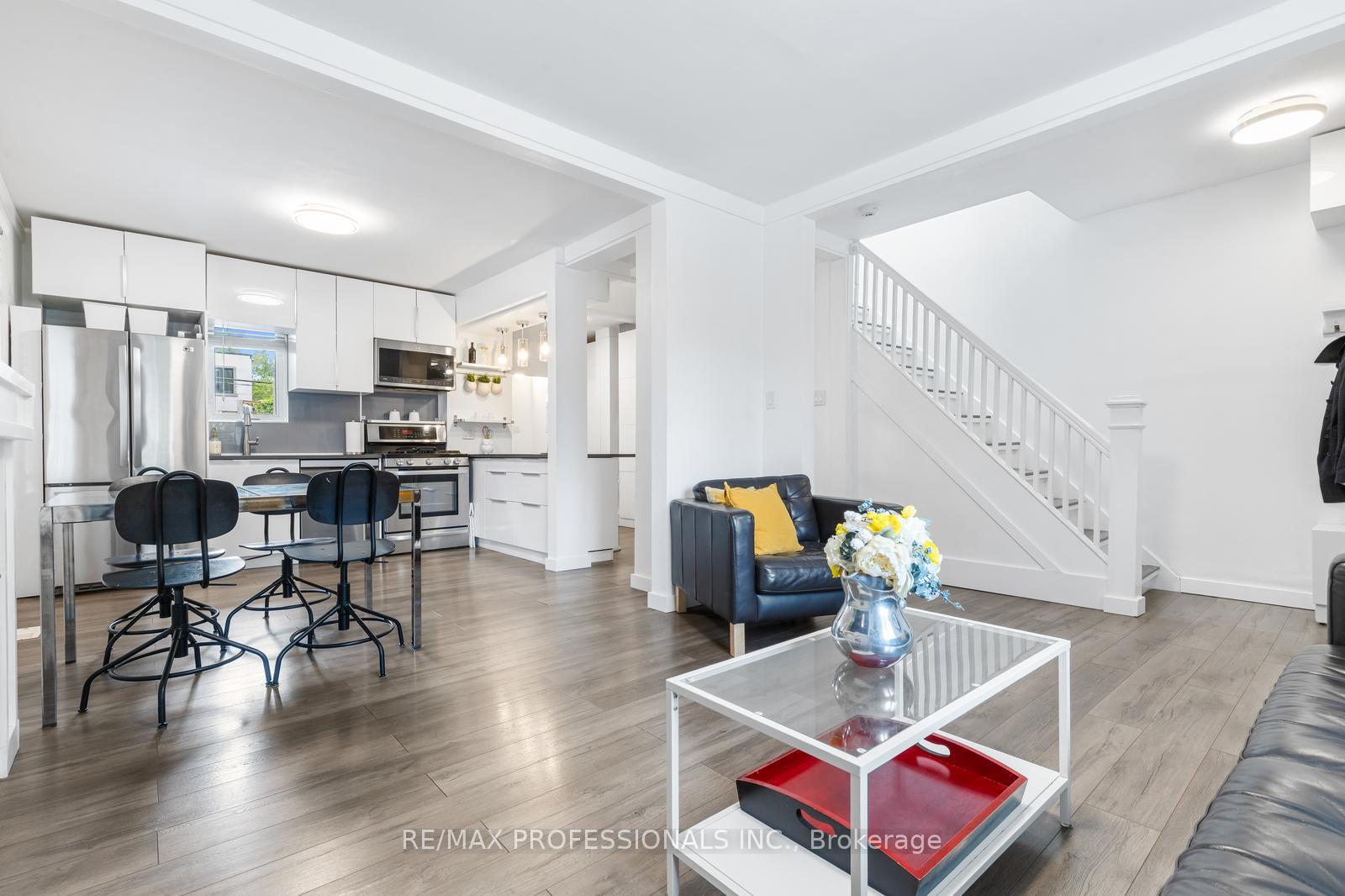 Photo 4 of 52 Third Street, Etobicoke, New Toronto — HOMEH