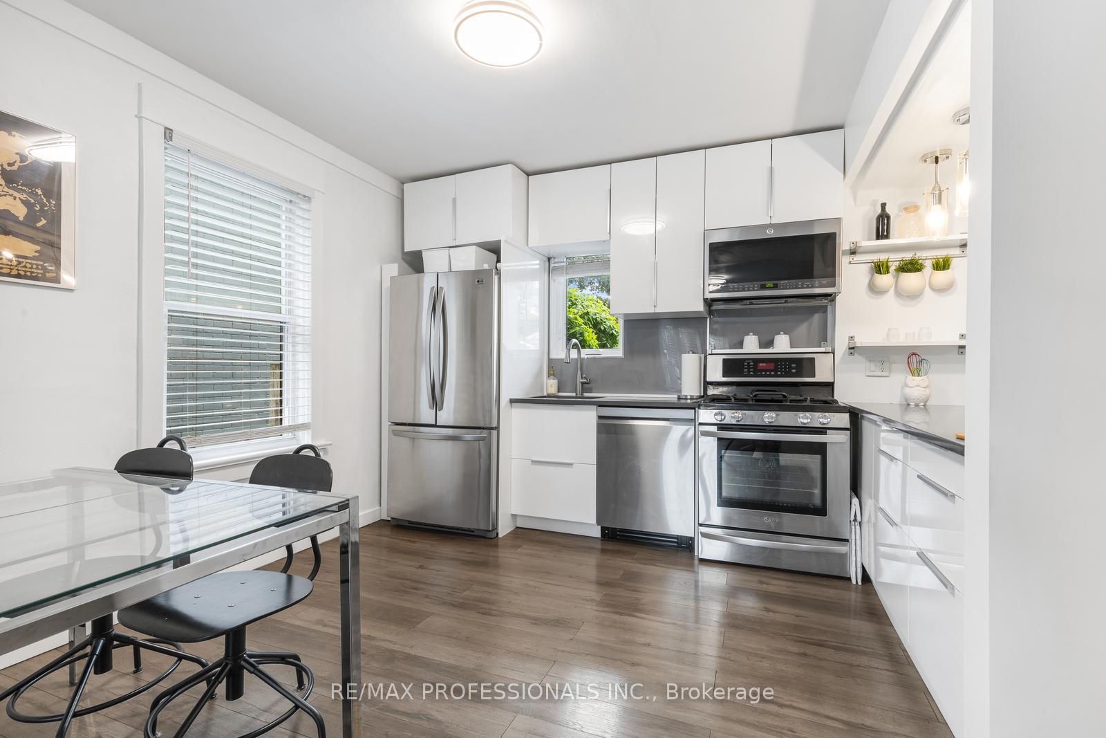 Photo 11 of 52 Third Street, Etobicoke, New Toronto — HOMEH