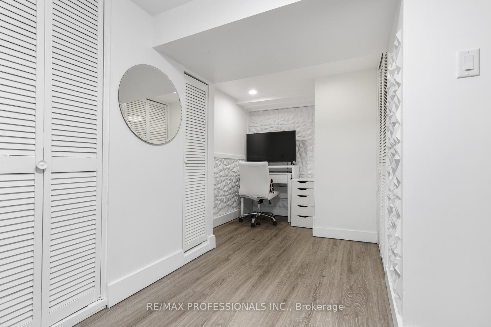 Photo 33 of 52 Third Street, Etobicoke, New Toronto — HOMEH