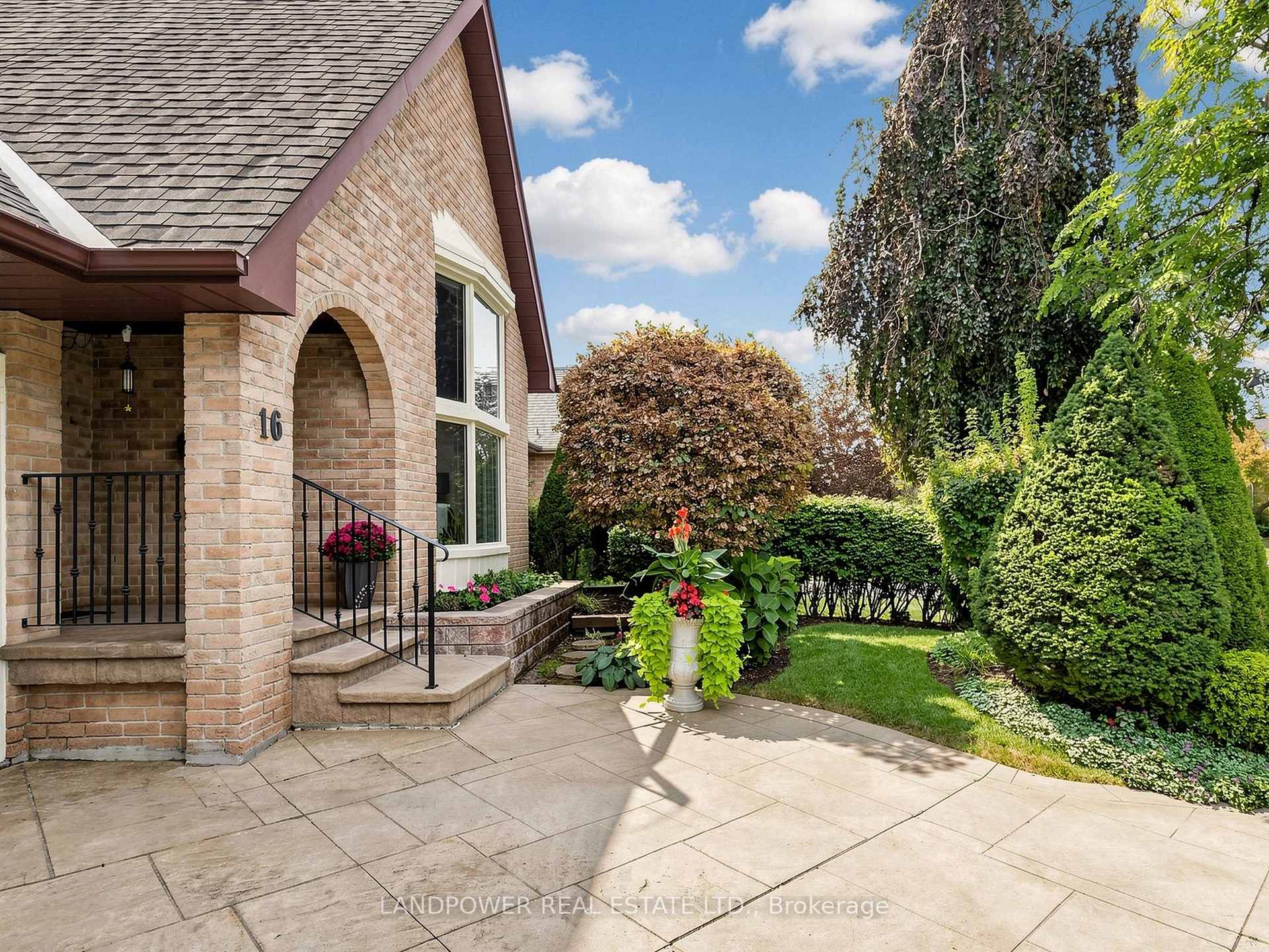 Photo 2 of 16 Longwater Chase, Markham, Unionville — HOMEH