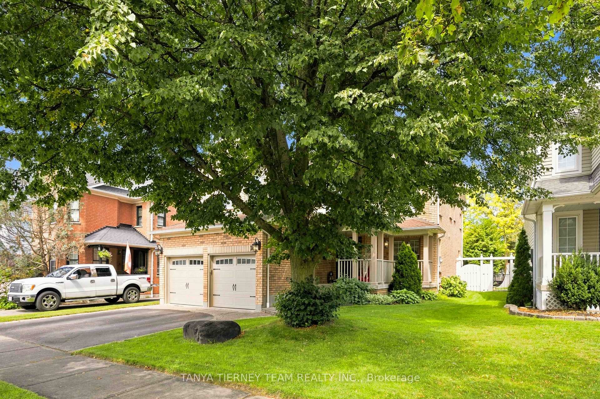 Photo 3 of 16 Waring Avenue, Whitby, Brooklin — HOMEH
