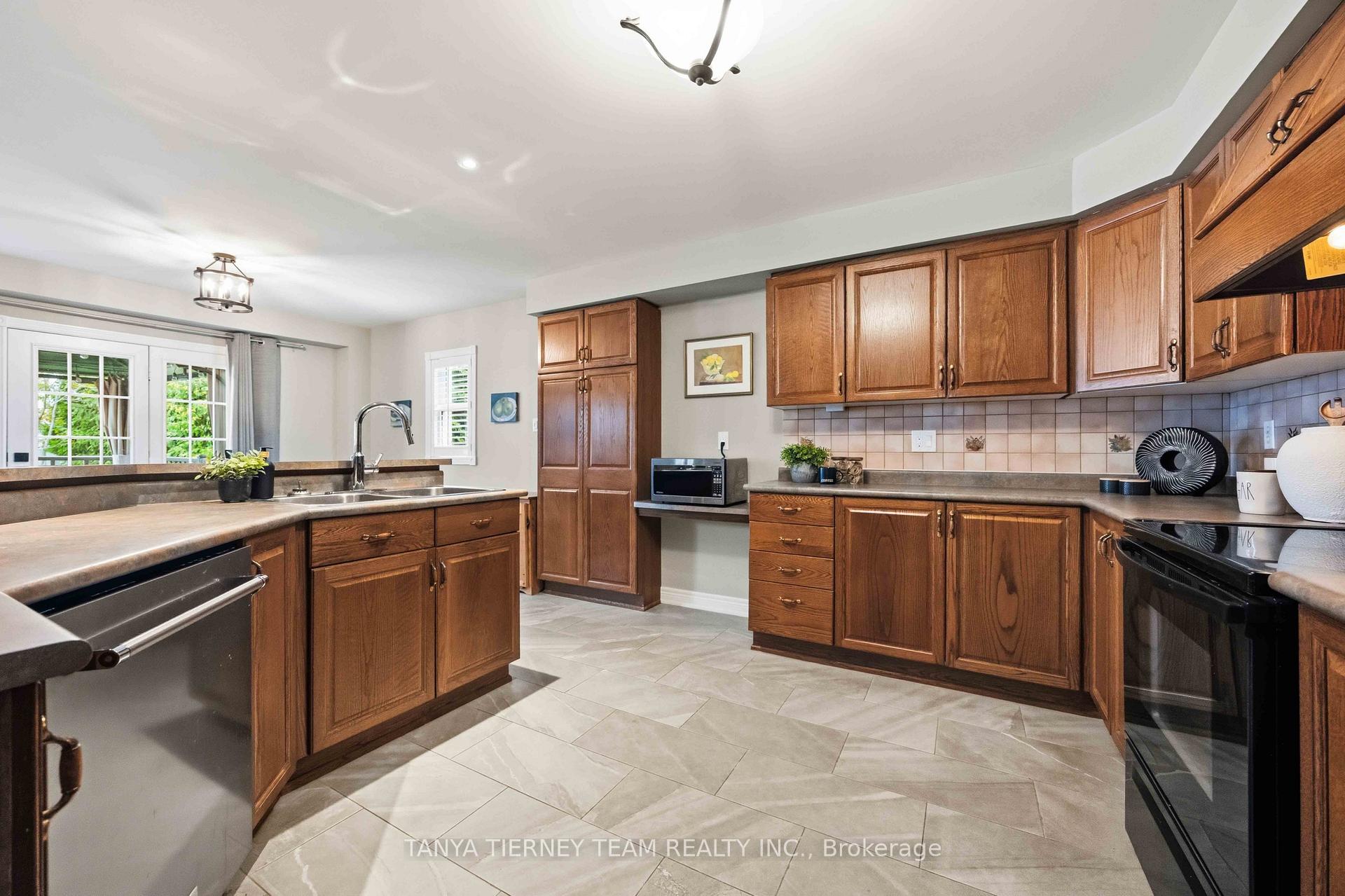 Photo 13 of 16 Waring Avenue, Whitby, Brooklin — HOMEH