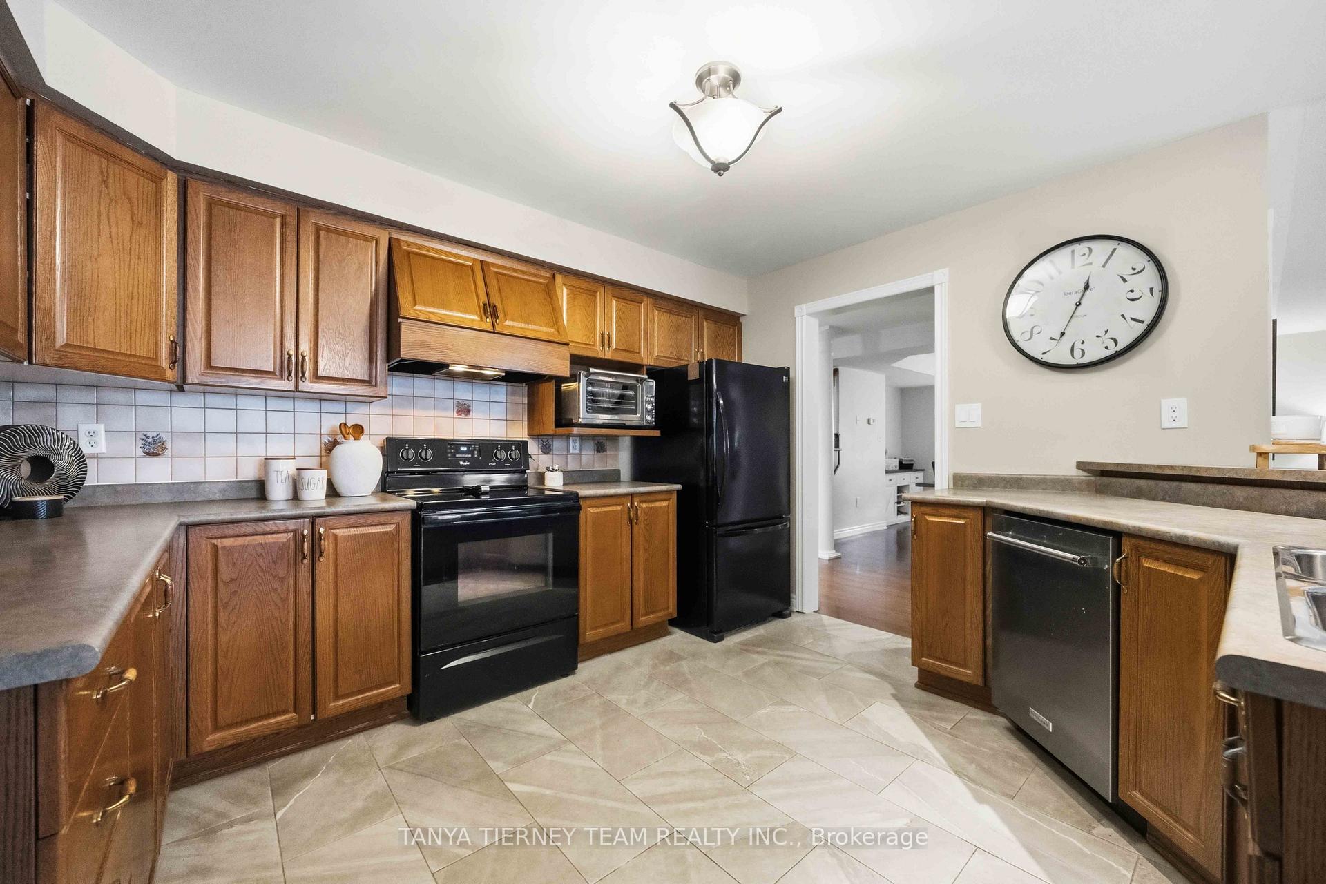 Photo 15 of 16 Waring Avenue, Whitby, Brooklin — HOMEH