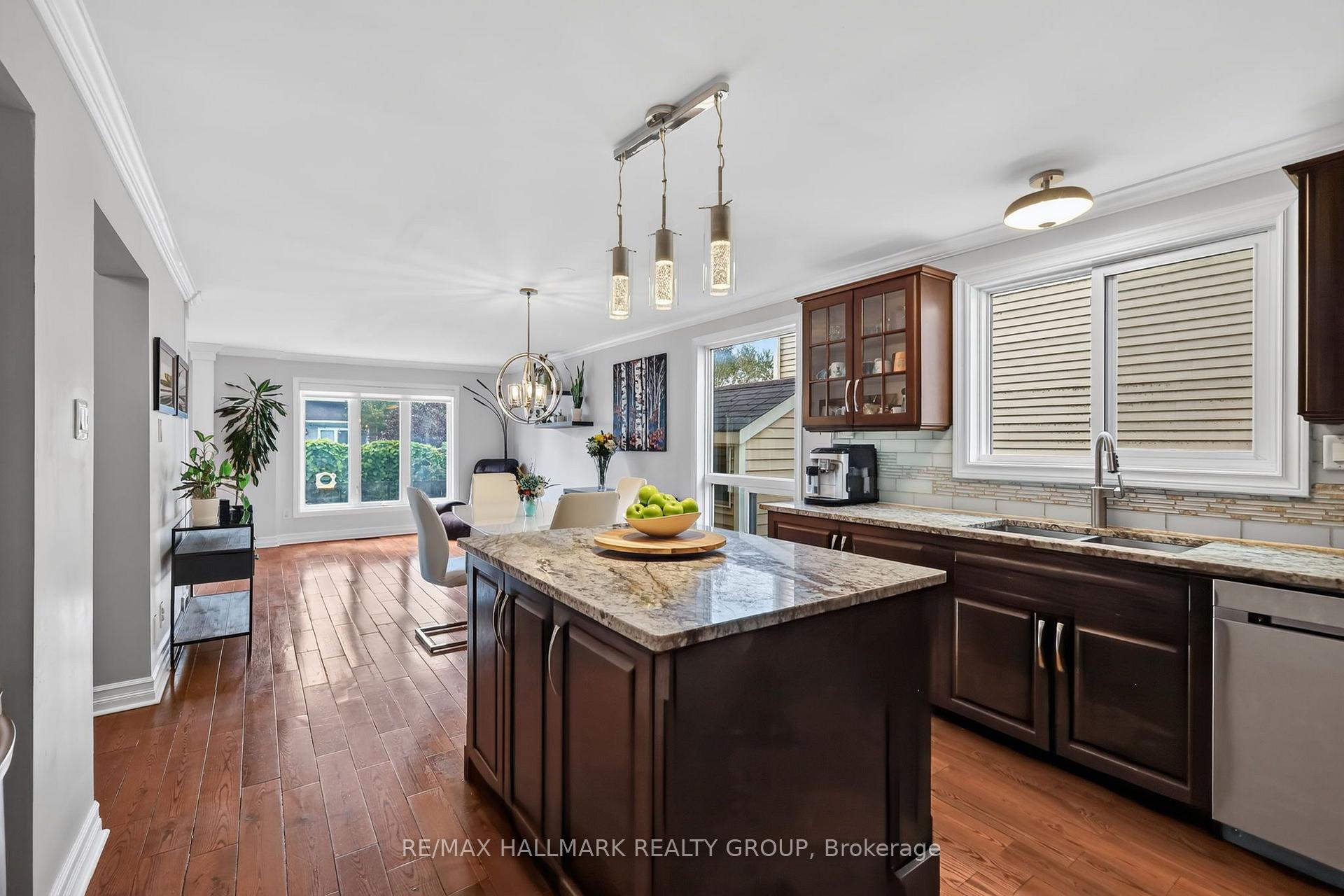 Photo 5 of 6109 Forestglen Crescent, Ottawa, Chapel Hill — HOMEH