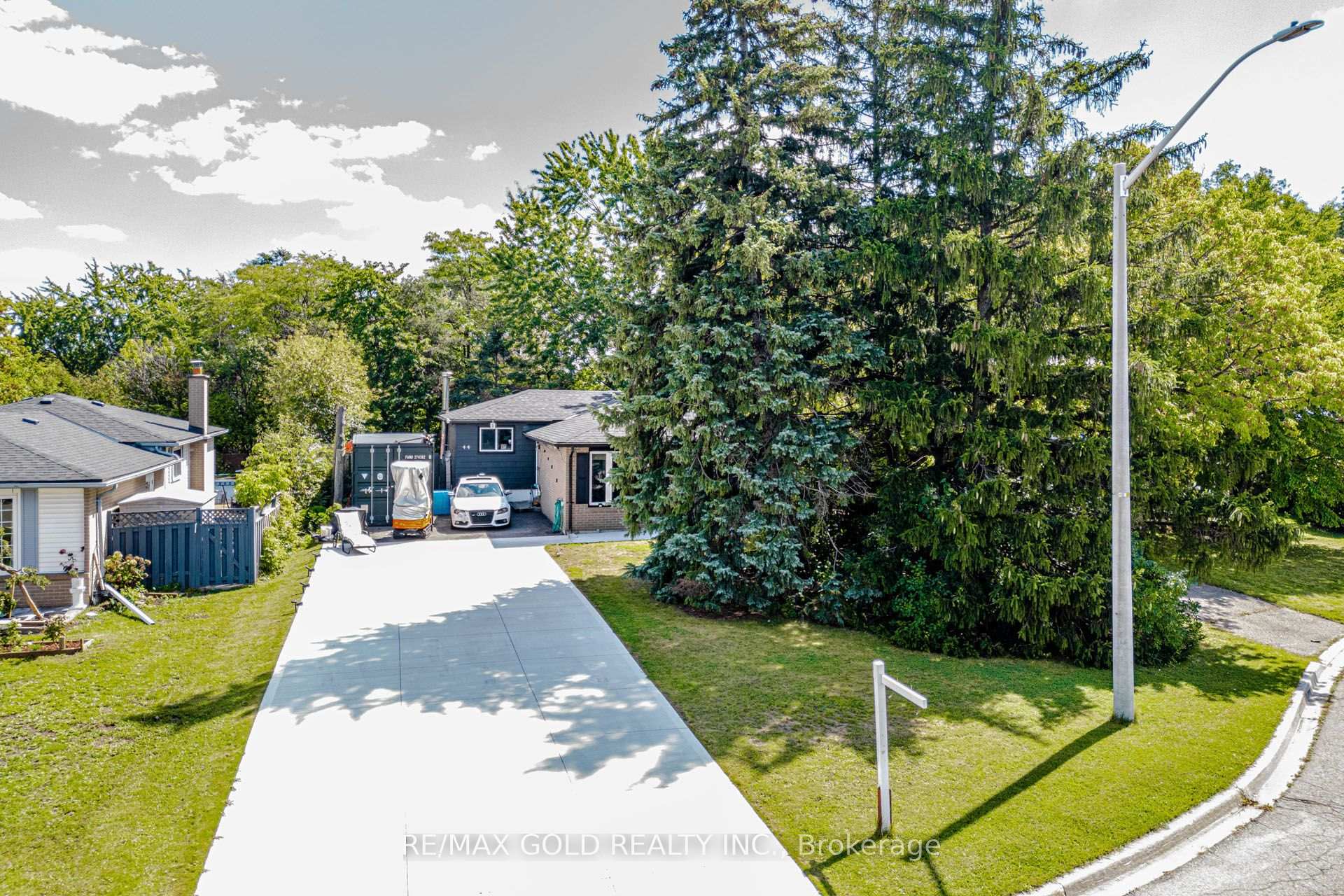 Photo 3 of 44 Deloraine Drive, Brampton, Southgate — HOMEH