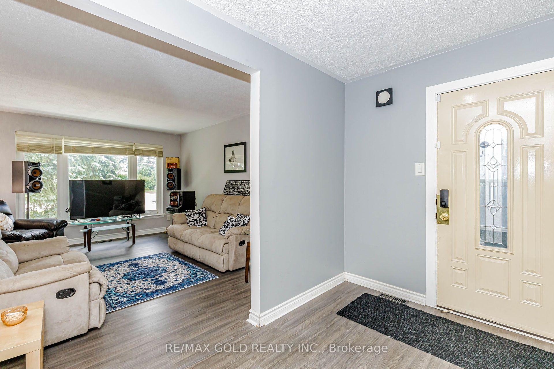 Photo 5 of 44 Deloraine Drive, Brampton, Southgate — HOMEH