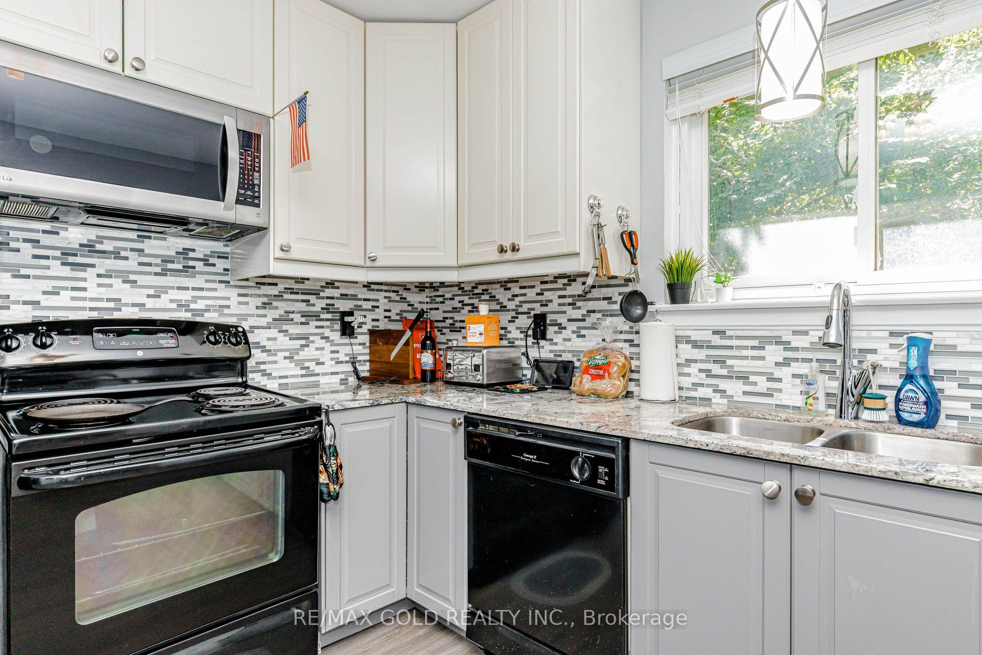 Photo 9 of 44 Deloraine Drive, Brampton, Southgate — HOMEH