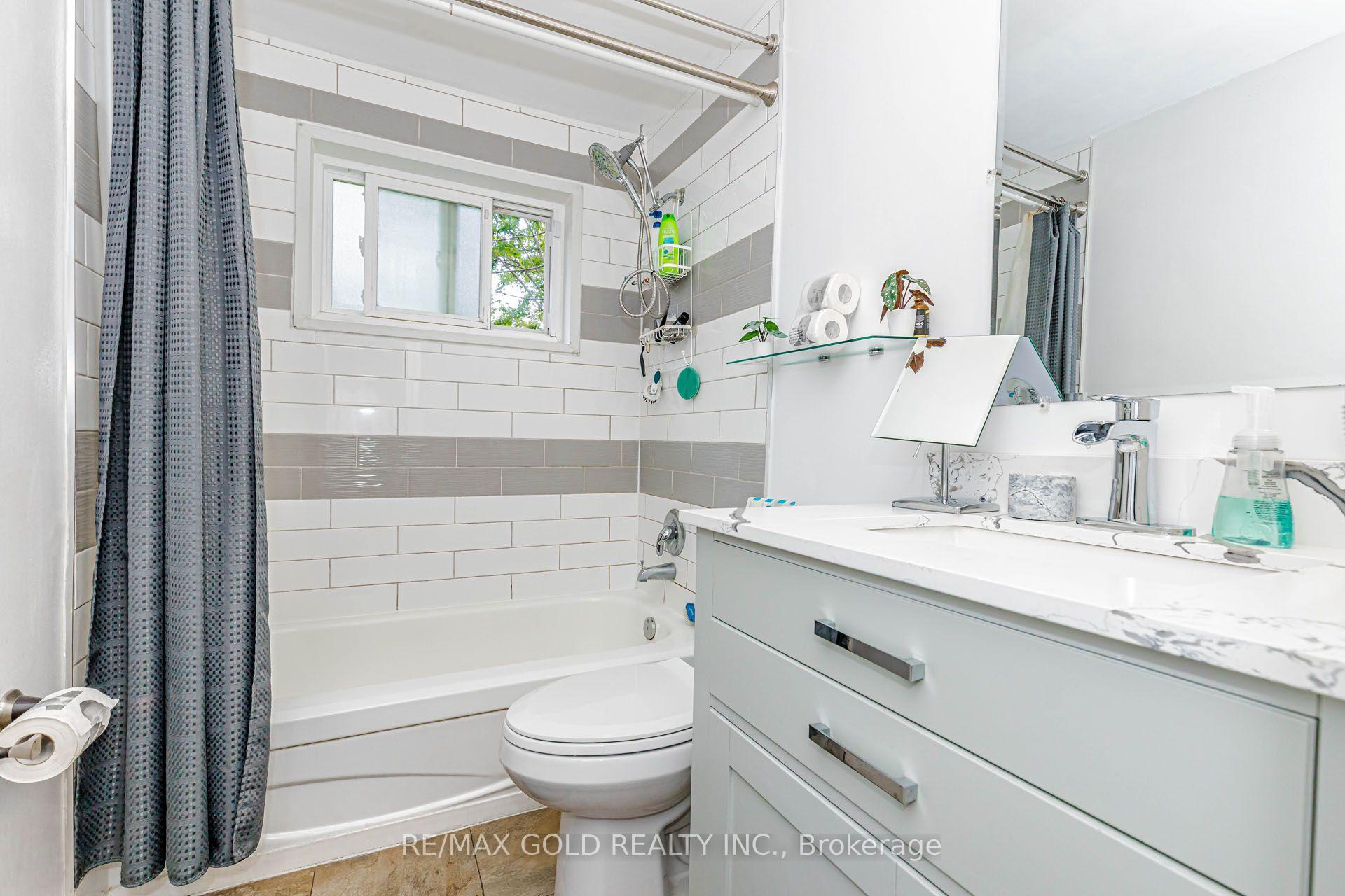 Photo 12 of 44 Deloraine Drive, Brampton, Southgate — HOMEH