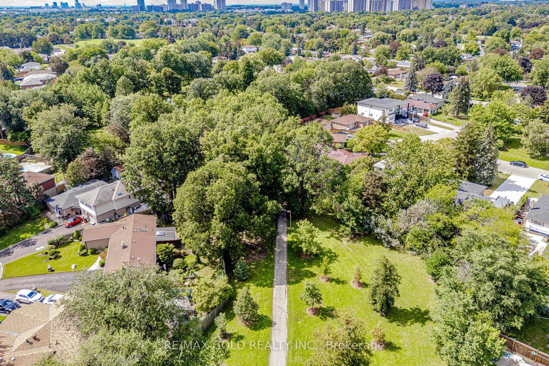 Photo 28 of 44 Deloraine Drive, Brampton, Southgate — HOMEH