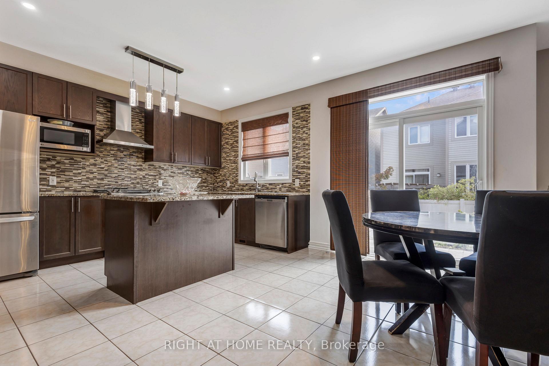 Photo 13 of 209 Rivertree Street, Ottawa, Kanata - Emerald Meadows/Trailwest — HOMEH
