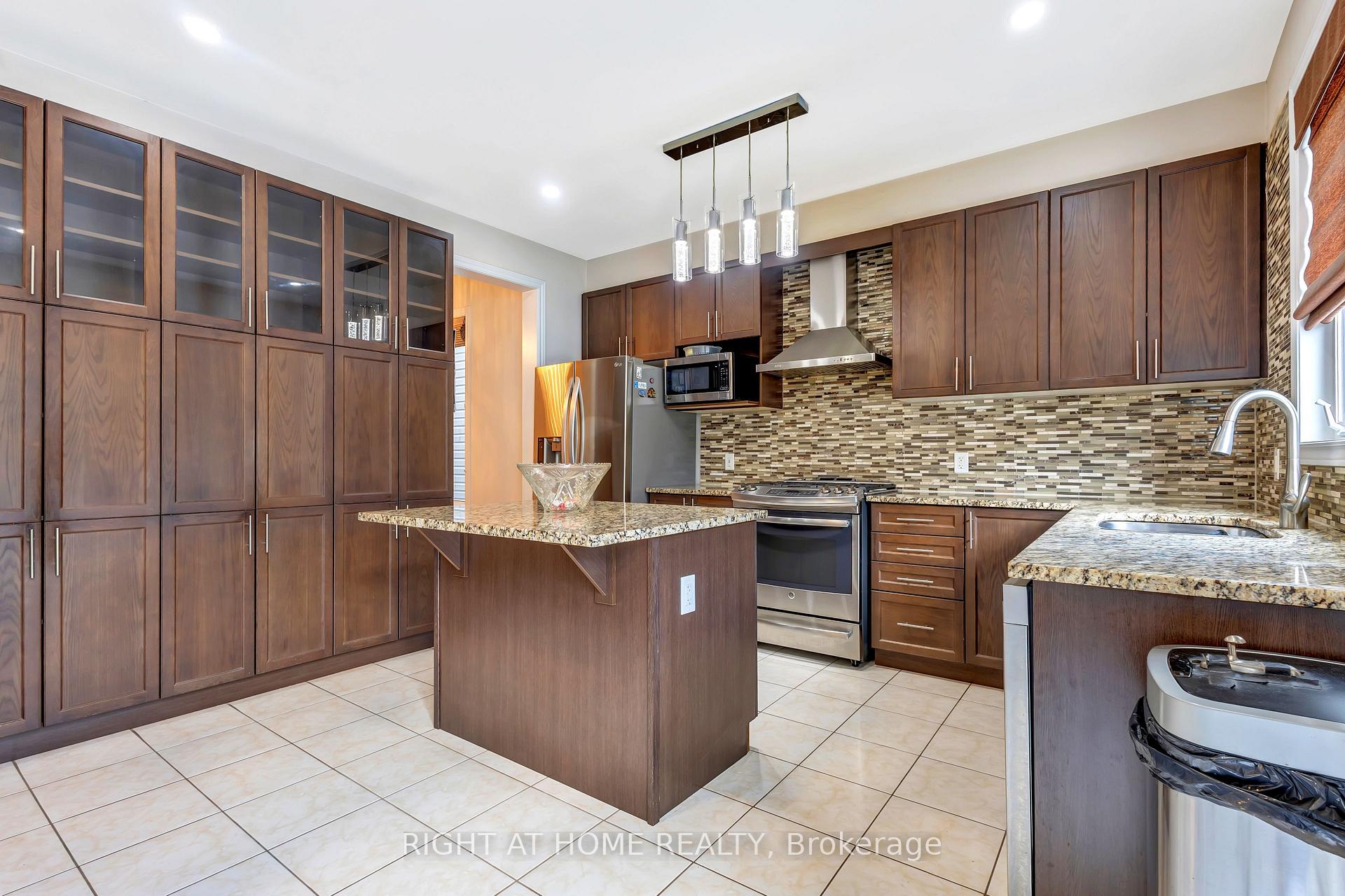 Photo 15 of 209 Rivertree Street, Ottawa, Kanata - Emerald Meadows/Trailwest — HOMEH