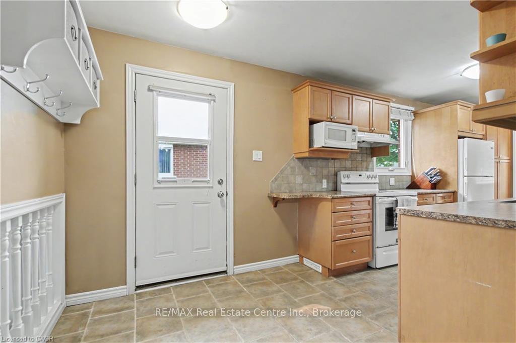 Photo 6 of 484B Red Fox Road, Waterloo, Colonial Acres — HOMEH