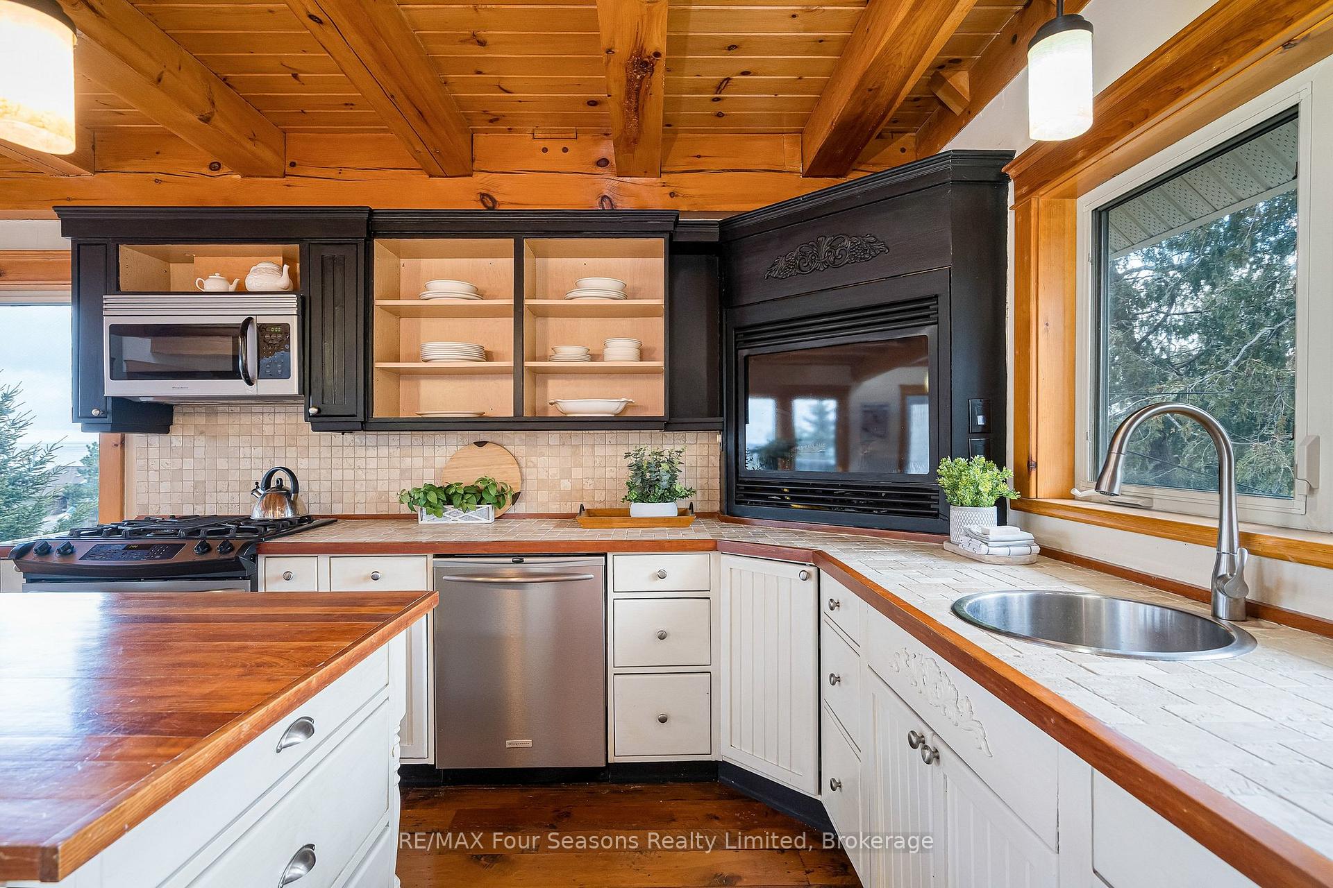 Photo 17 of 147 Lakeshore Road E, Blue Mountains — HOMEH
