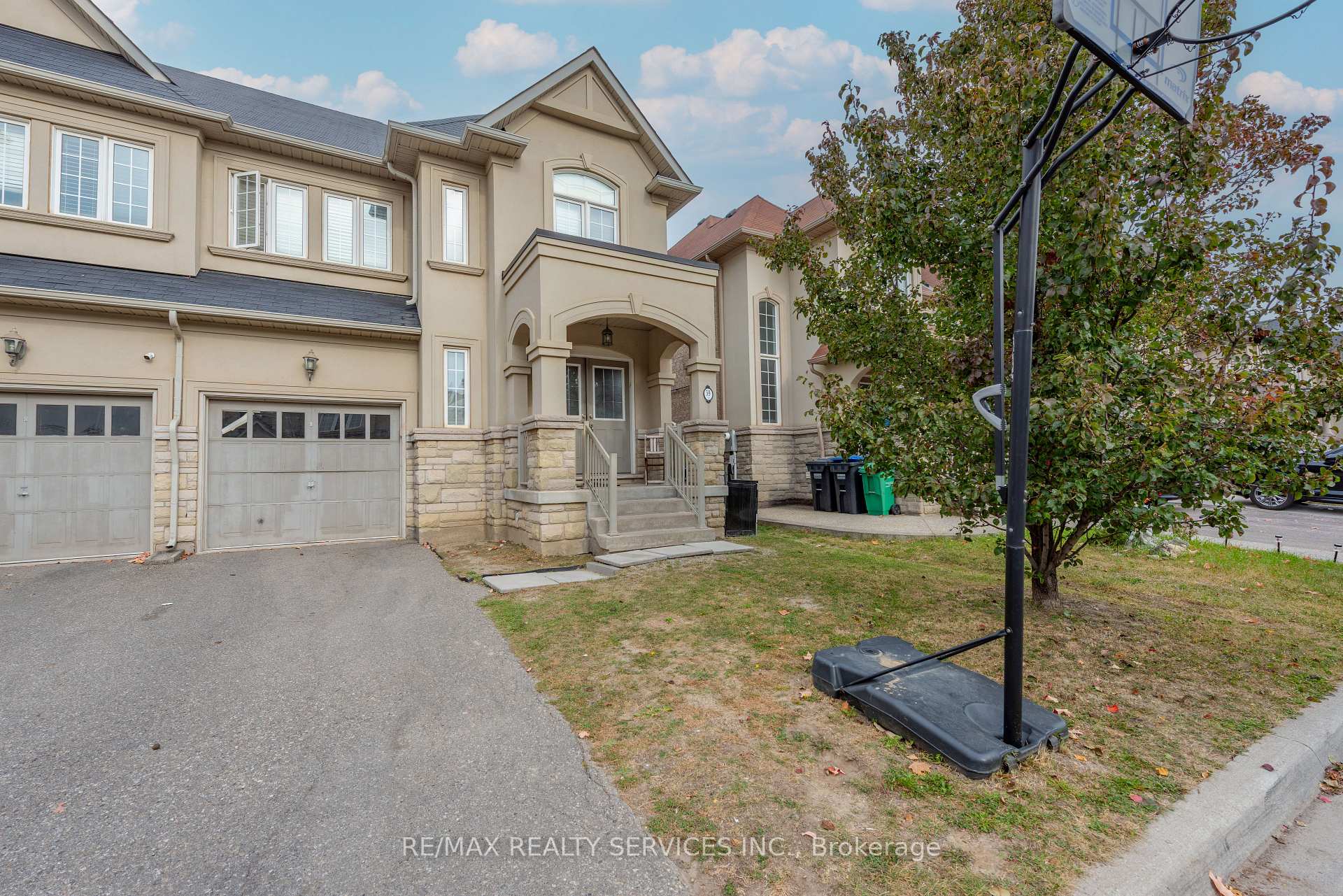 Photo 3 of 59 Beachville Circle, Brampton, Credit Valley — HOMEH