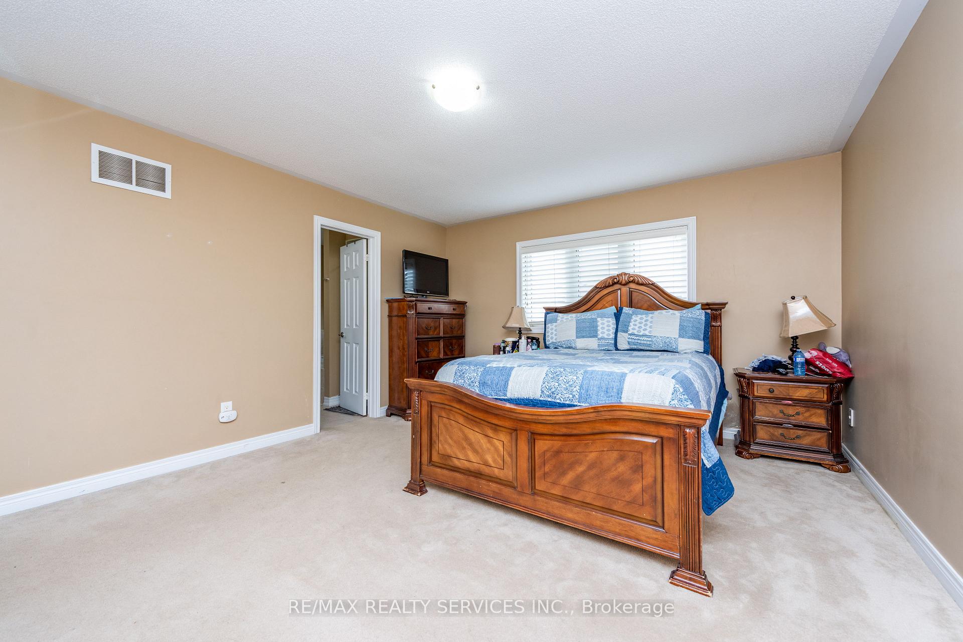 Photo 7 of 59 Beachville Circle, Brampton, Credit Valley — HOMEH