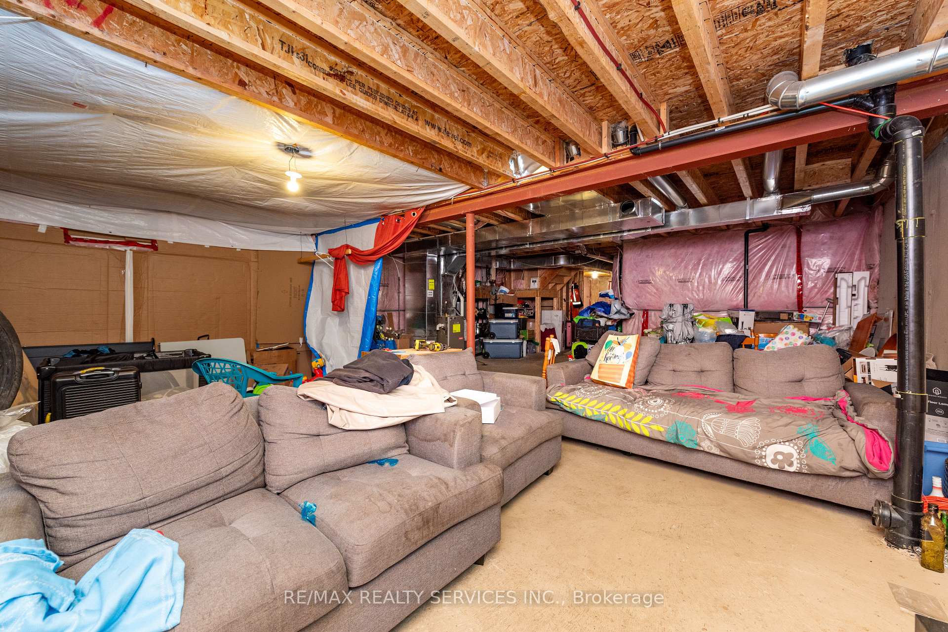 Photo 12 of 59 Beachville Circle, Brampton, Credit Valley — HOMEH