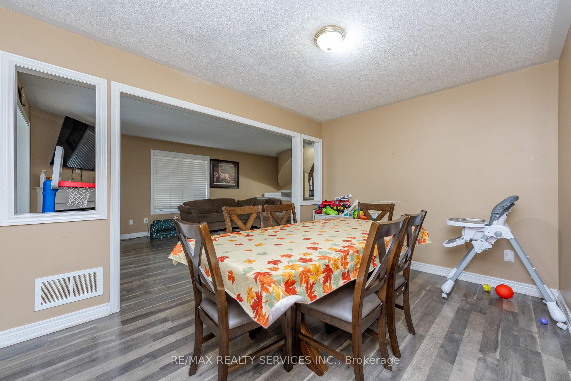 Photo 25 of 59 Beachville Circle, Brampton, Credit Valley — HOMEH