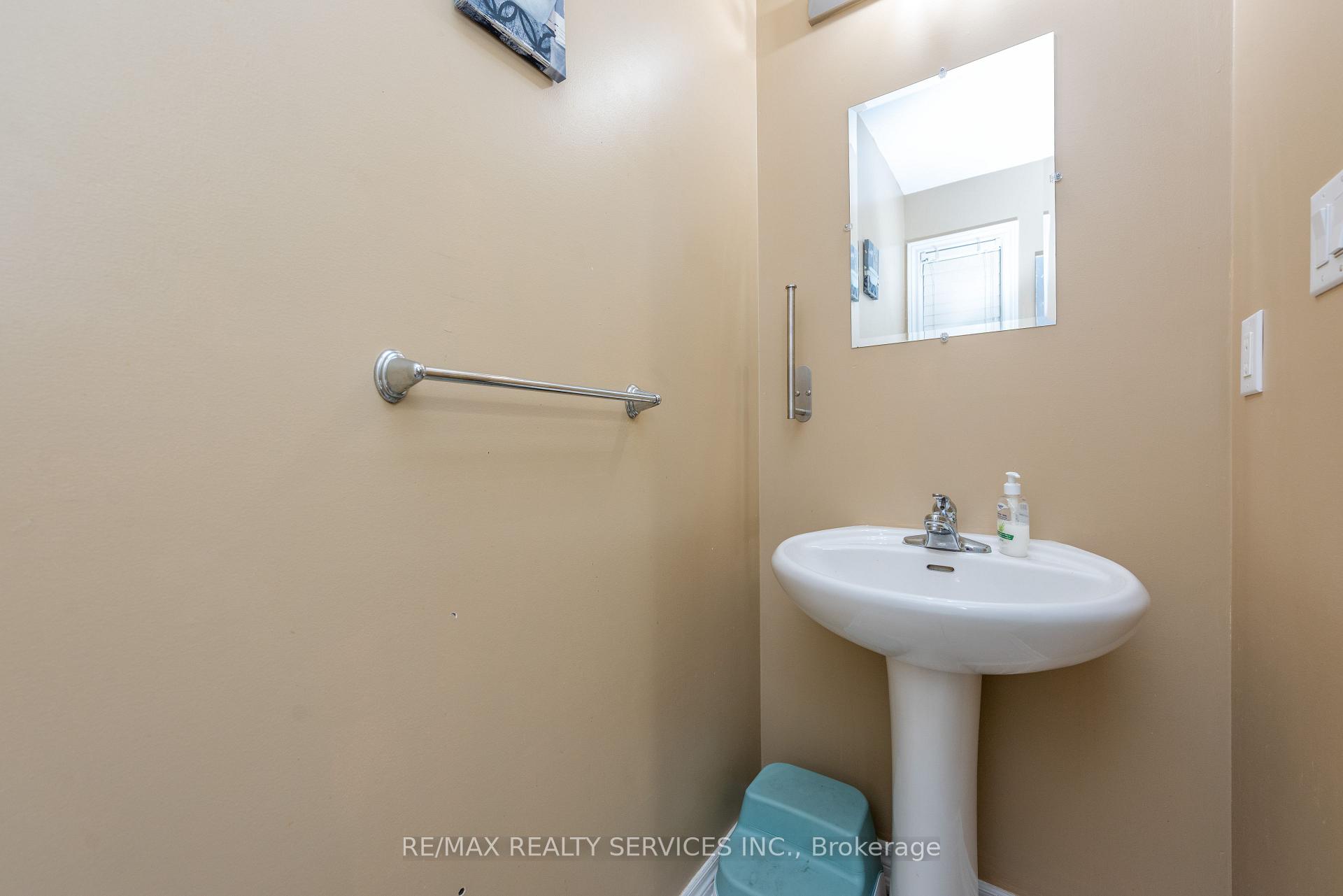Photo 33 of 59 Beachville Circle, Brampton, Credit Valley — HOMEH