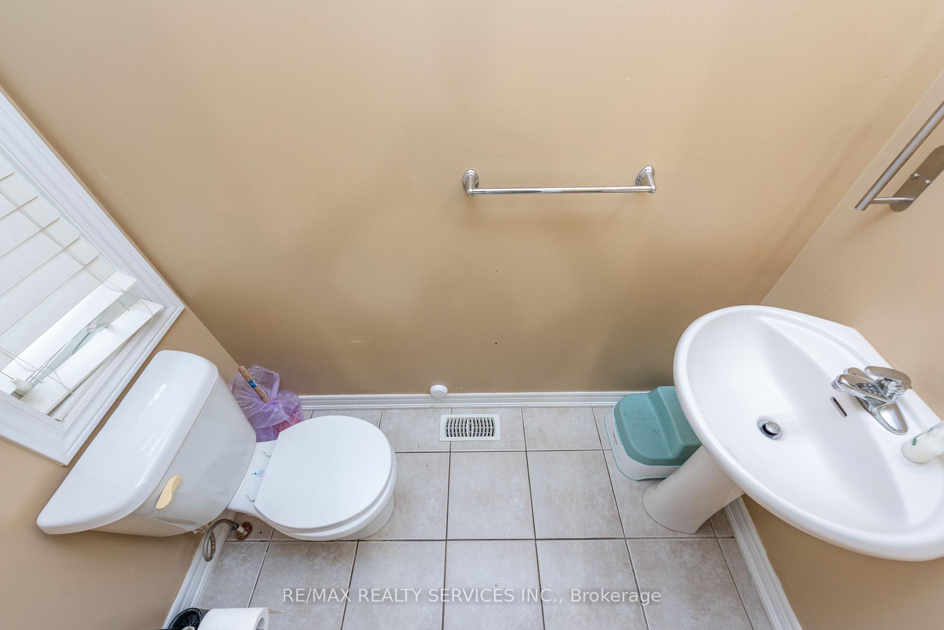 Photo 34 of 59 Beachville Circle, Brampton, Credit Valley — HOMEH