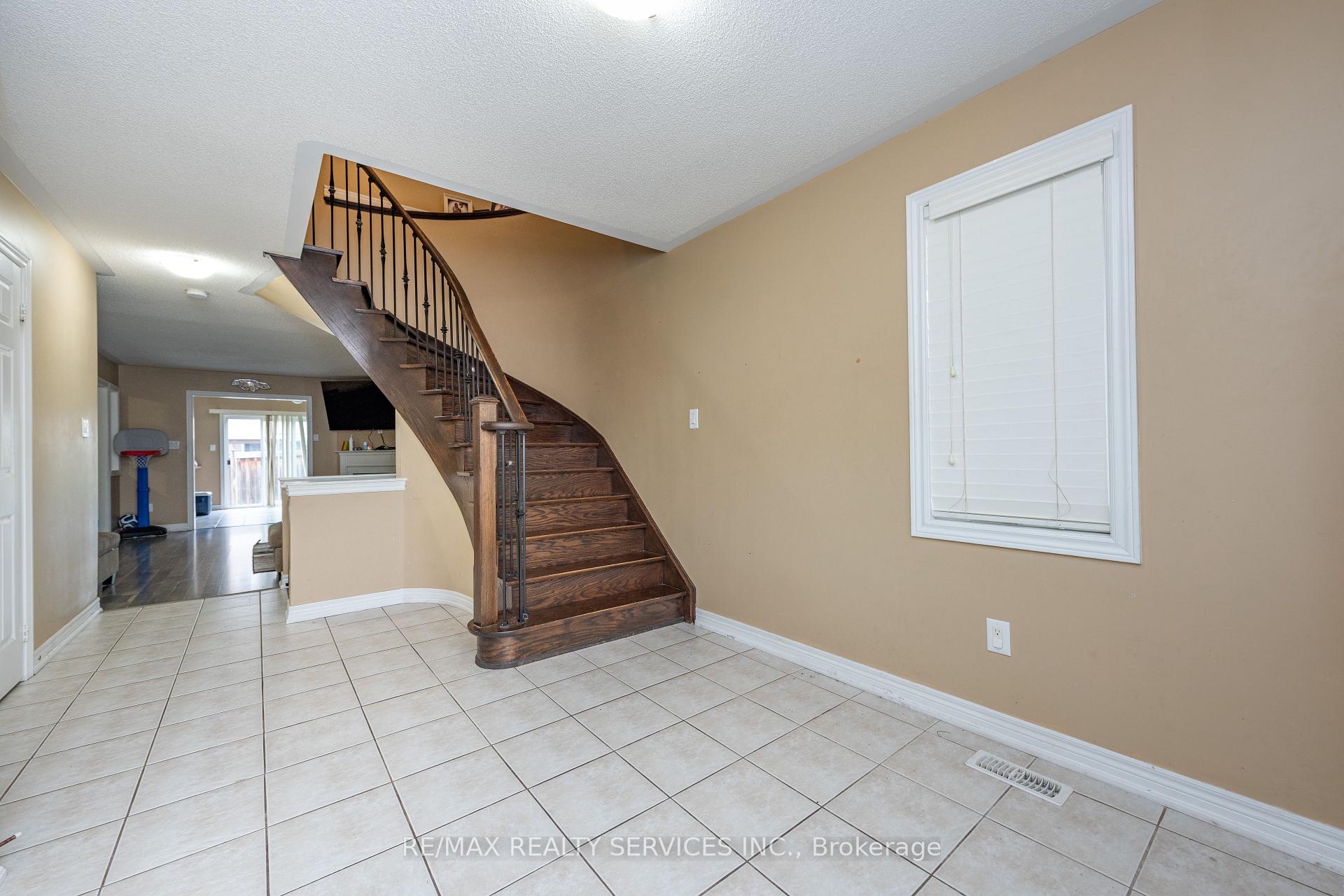 Photo 35 of 59 Beachville Circle, Brampton, Credit Valley — HOMEH