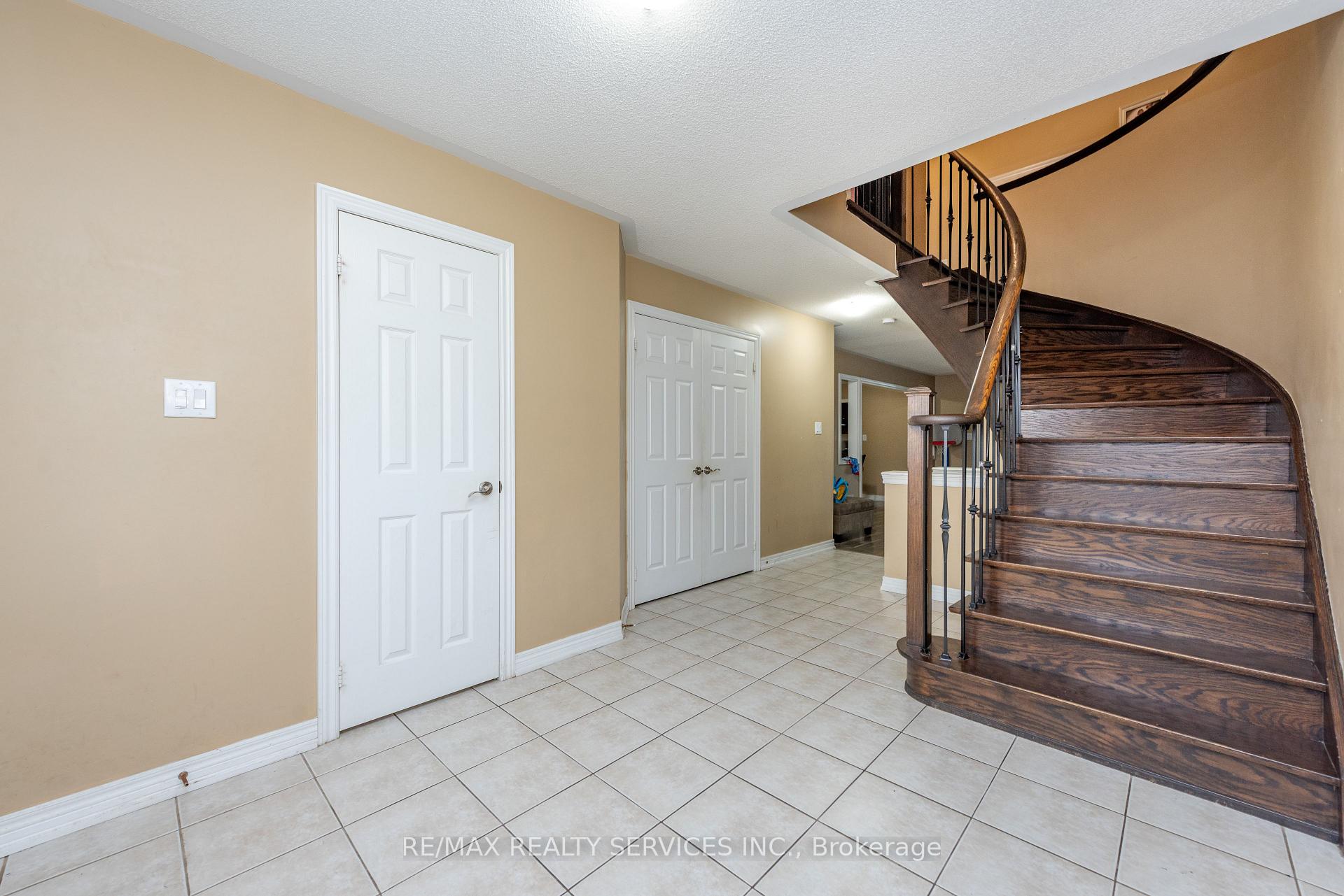 Photo 36 of 59 Beachville Circle, Brampton, Credit Valley — HOMEH