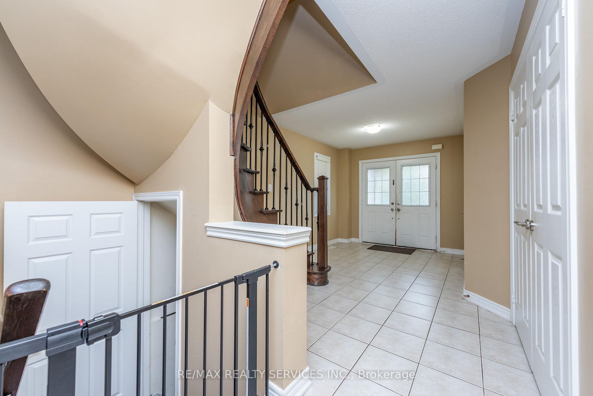 Photo 37 of 59 Beachville Circle, Brampton, Credit Valley — HOMEH