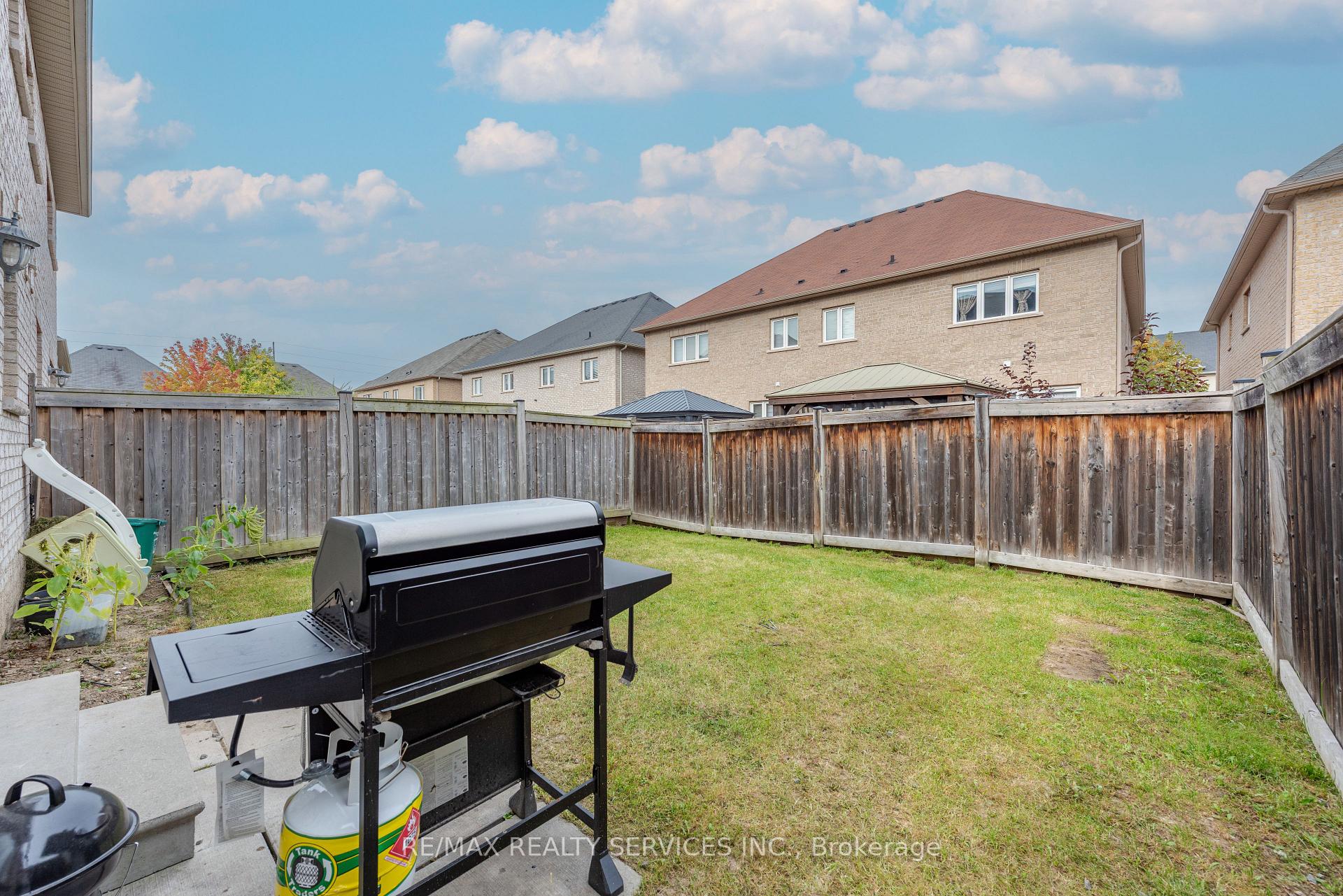 Photo 44 of 59 Beachville Circle, Brampton, Credit Valley — HOMEH