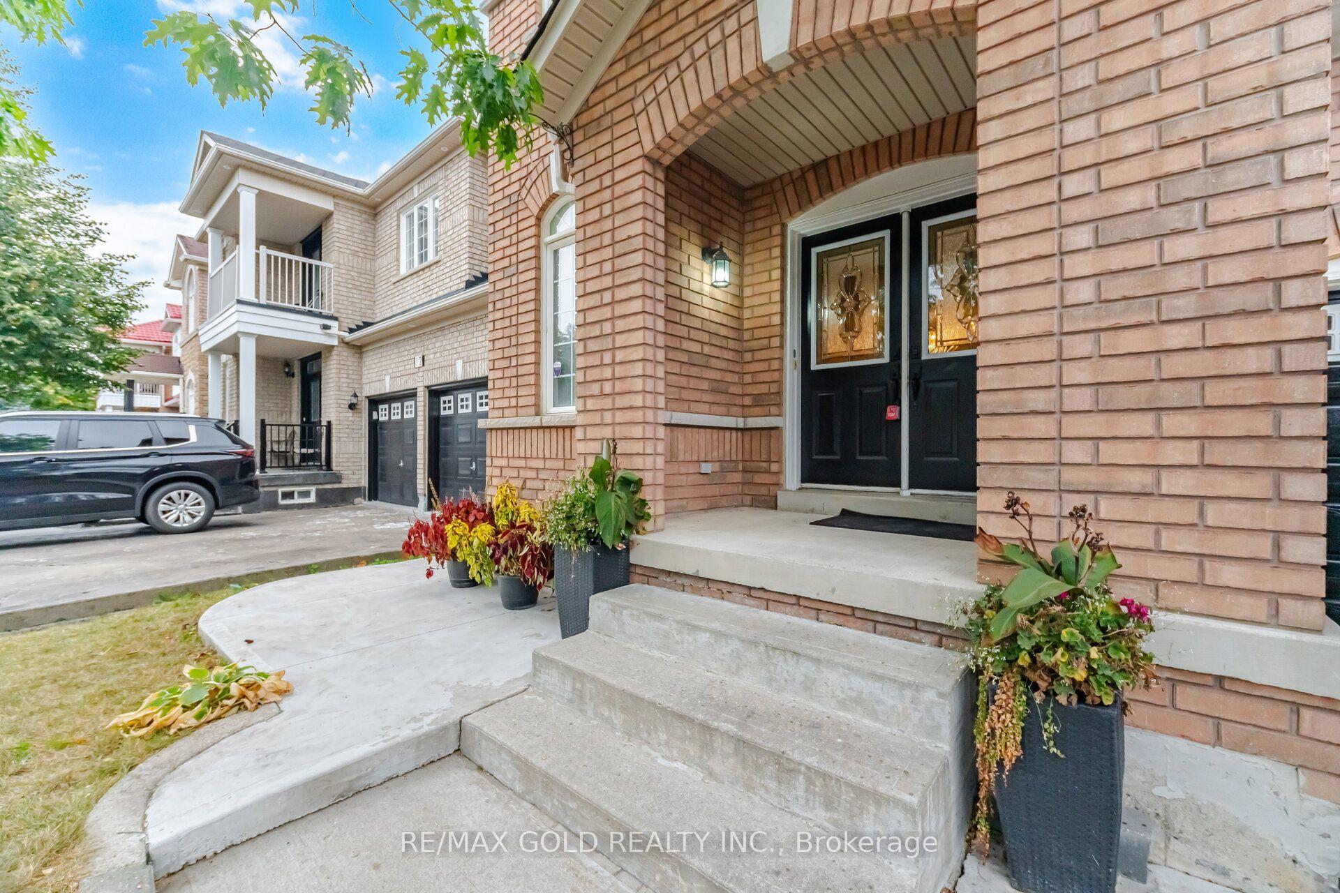 Photo 2 of 10 Sir Jacobs Crescent, Brampton, Fletcher's Meadow — HOMEH