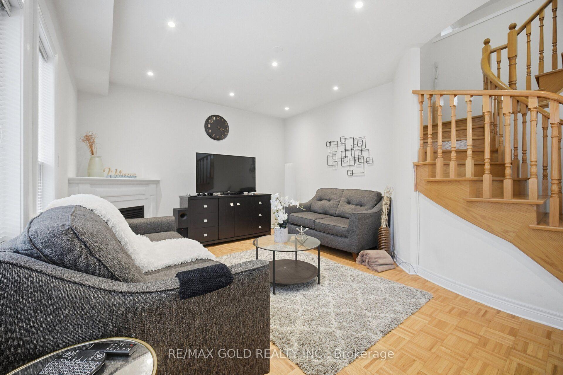 Photo 16 of 10 Sir Jacobs Crescent, Brampton, Fletcher's Meadow — HOMEH