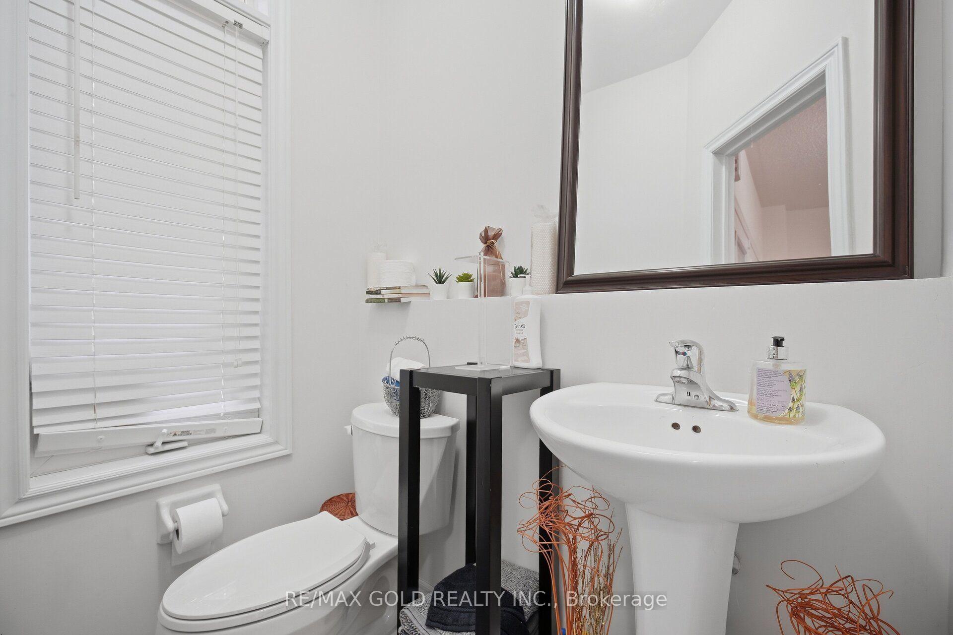 Photo 18 of 10 Sir Jacobs Crescent, Brampton, Fletcher's Meadow — HOMEH