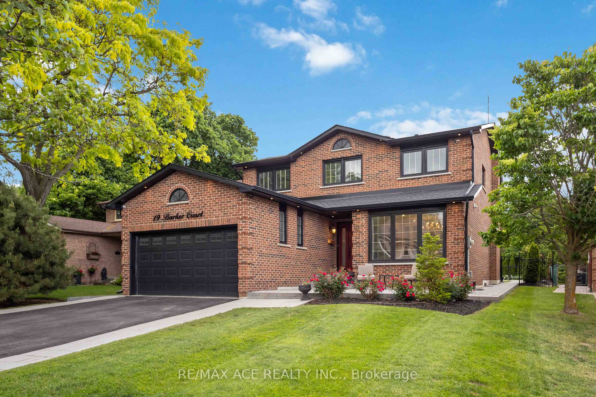 Photo 2 of 19 Barker Court, Markham, Sherwood-Amberglen — HOMEH