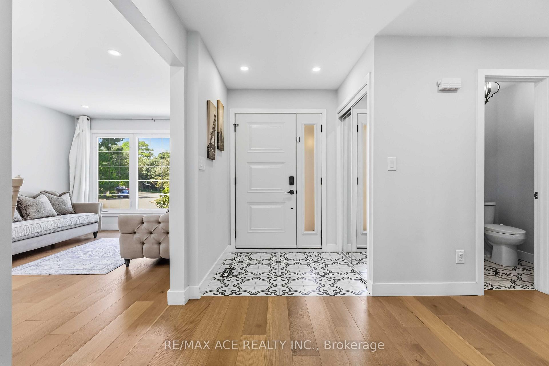 Photo 4 of 19 Barker Court, Markham, Sherwood-Amberglen — HOMEH