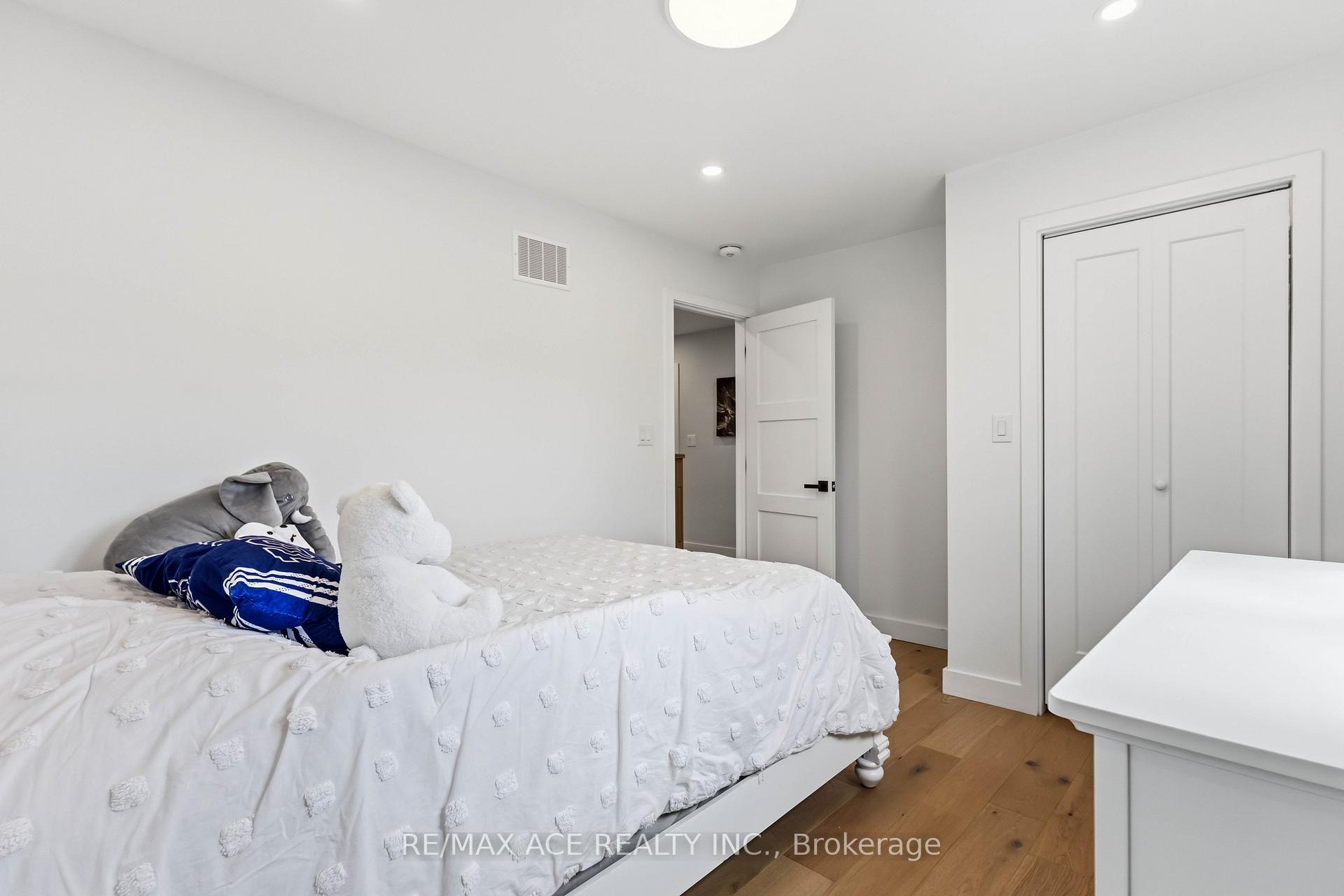 Photo 39 of 19 Barker Court, Markham, Sherwood-Amberglen — HOMEH