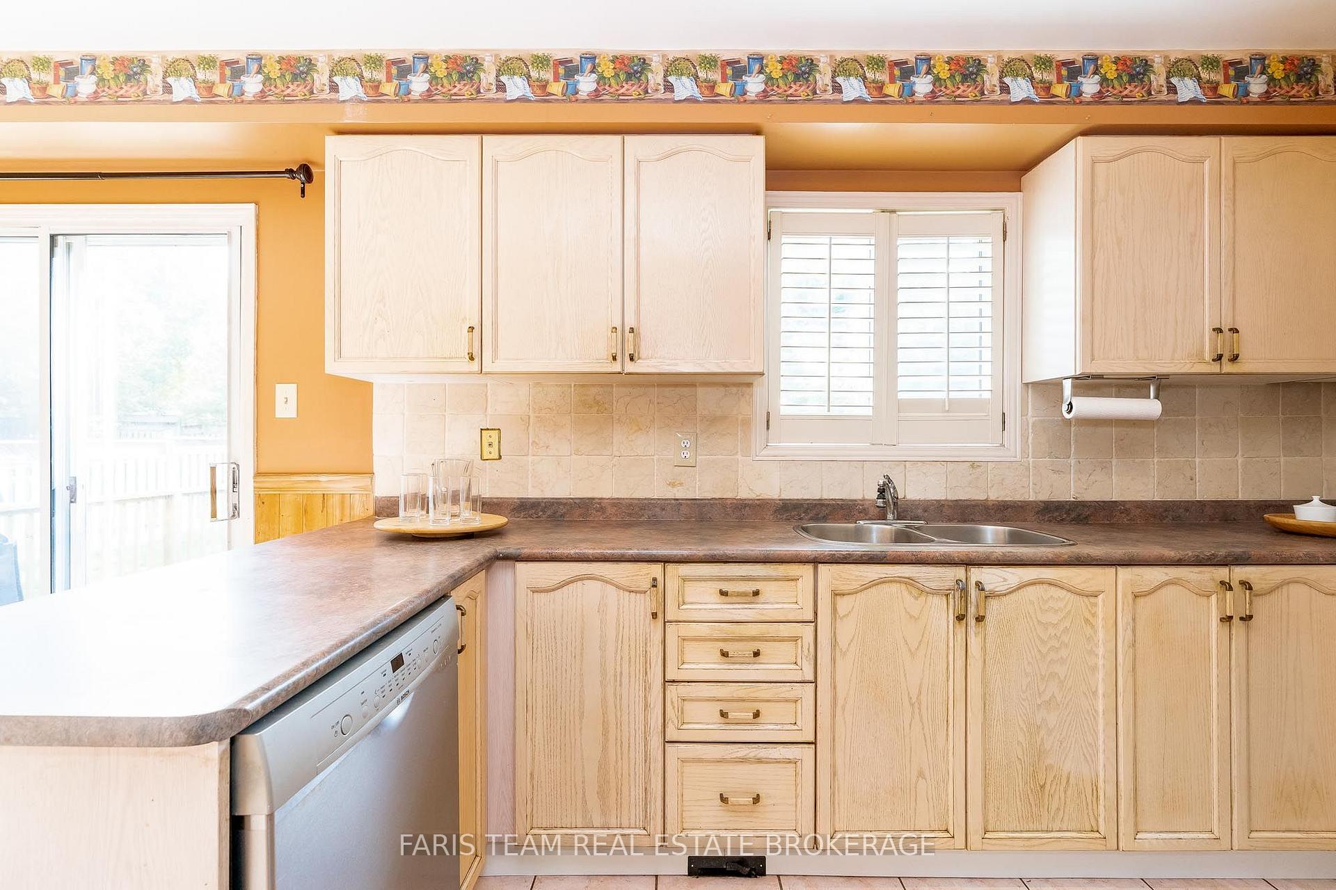 Photo 8 of 230 Mary Anne Drive, Barrie, Painswick North — HOMEH