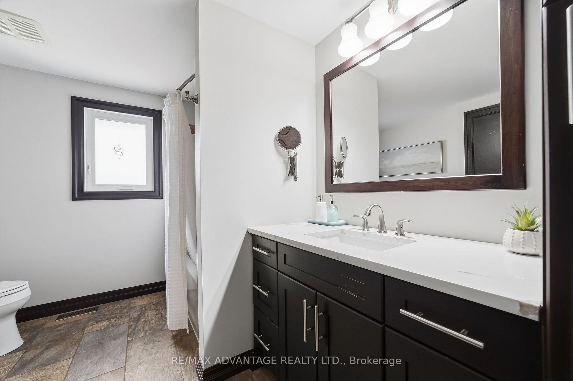 Photo 54 of 43 Lynngate Grove, London, South M — HOMEH