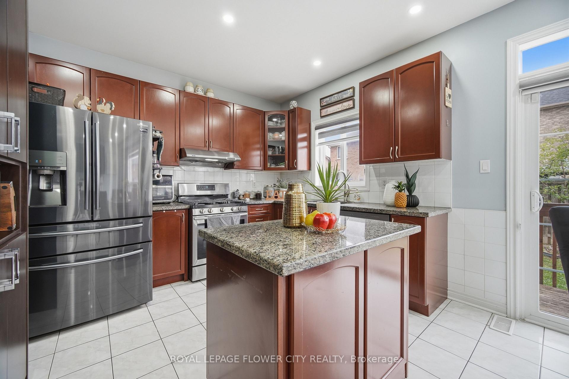 Photo 15 of 39 Hadfield Circle, Brampton, Sandringham-Wellington — HOMEH