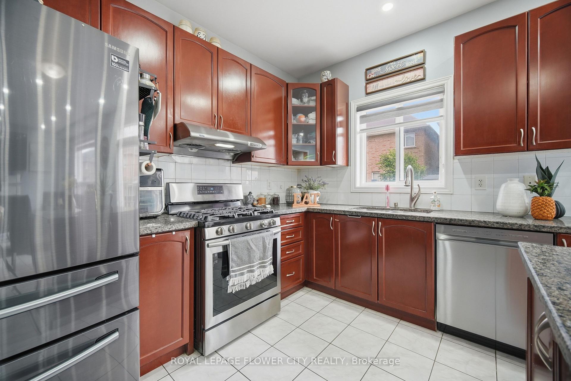 Photo 16 of 39 Hadfield Circle, Brampton, Sandringham-Wellington — HOMEH