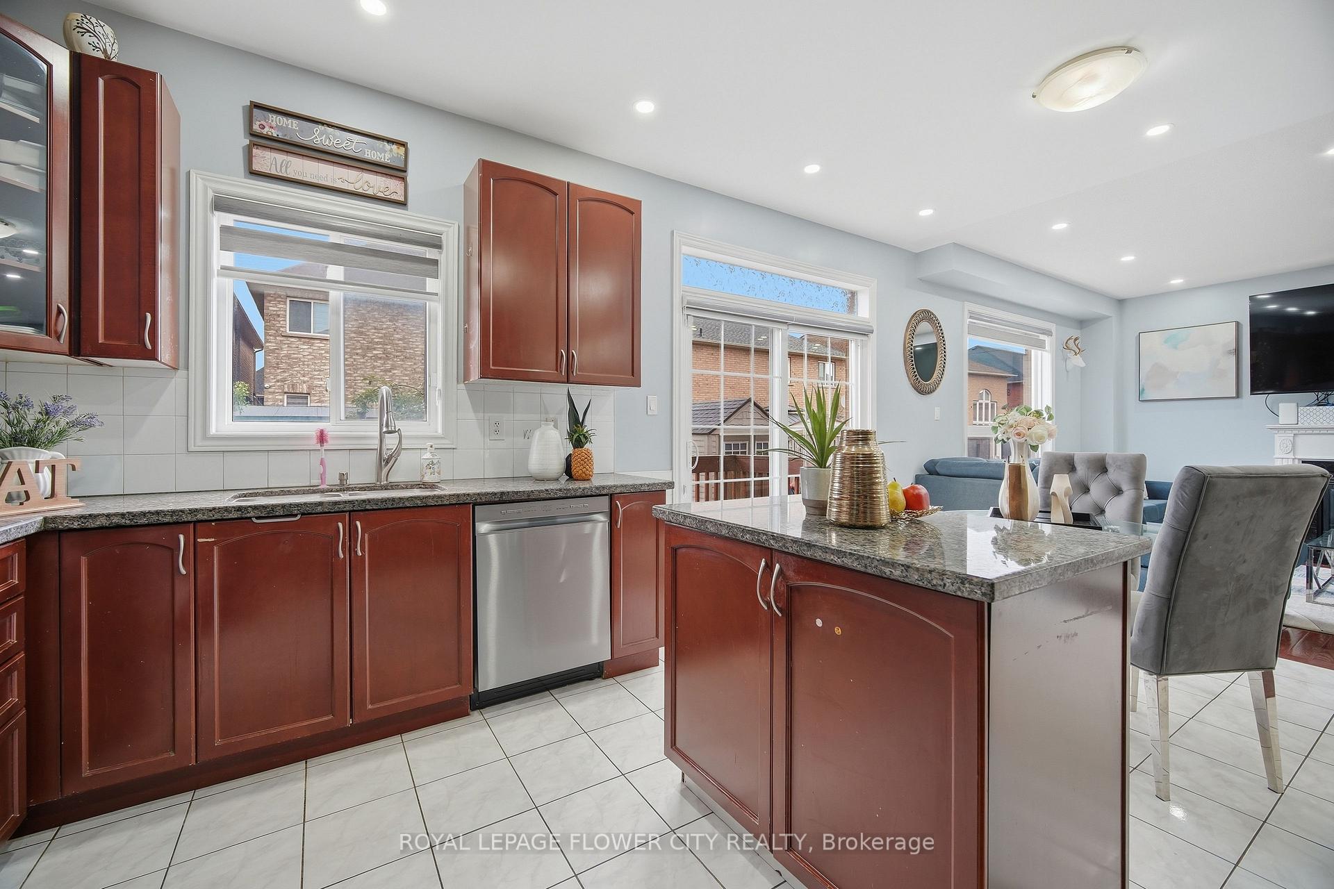 Photo 17 of 39 Hadfield Circle, Brampton, Sandringham-Wellington — HOMEH