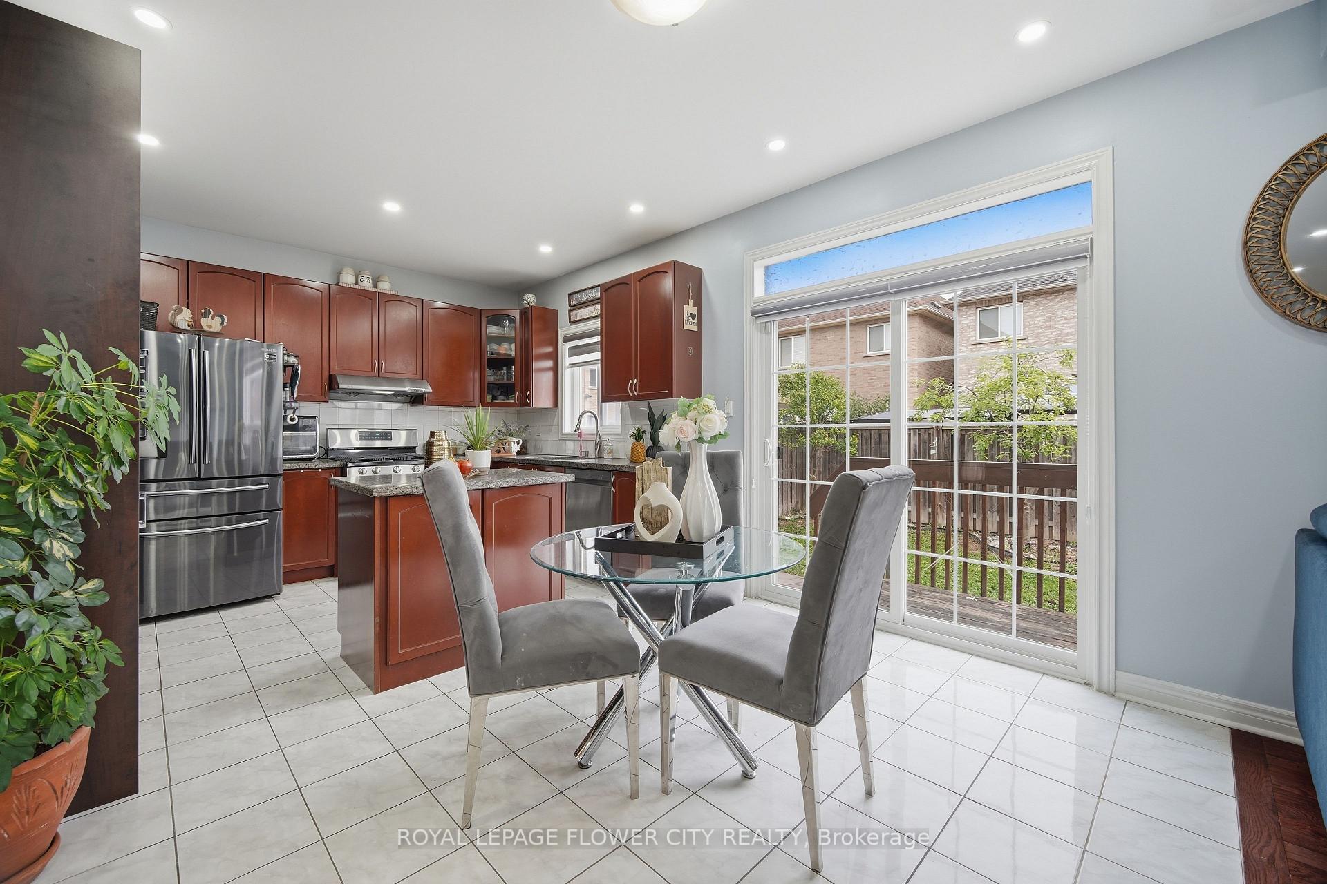 Photo 18 of 39 Hadfield Circle, Brampton, Sandringham-Wellington — HOMEH