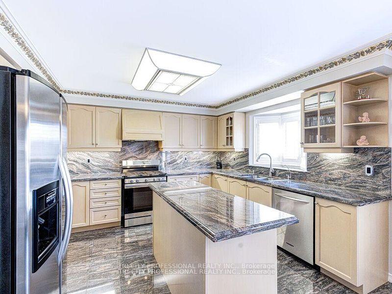 Photo 17 of 61 Woodvalley Drive, Brampton, Fletcher's Meadow — HOMEH