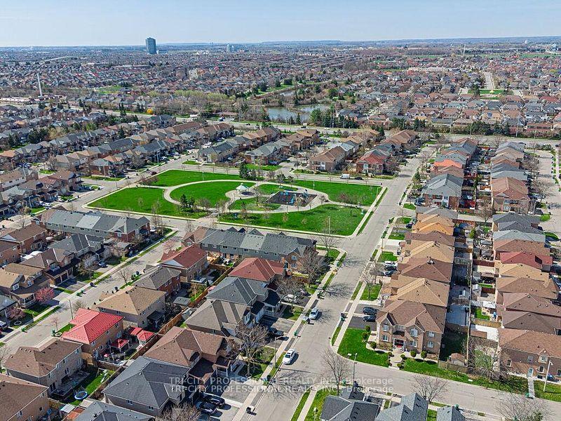 Photo 41 of 61 Woodvalley Drive, Brampton, Fletcher's Meadow — HOMEH