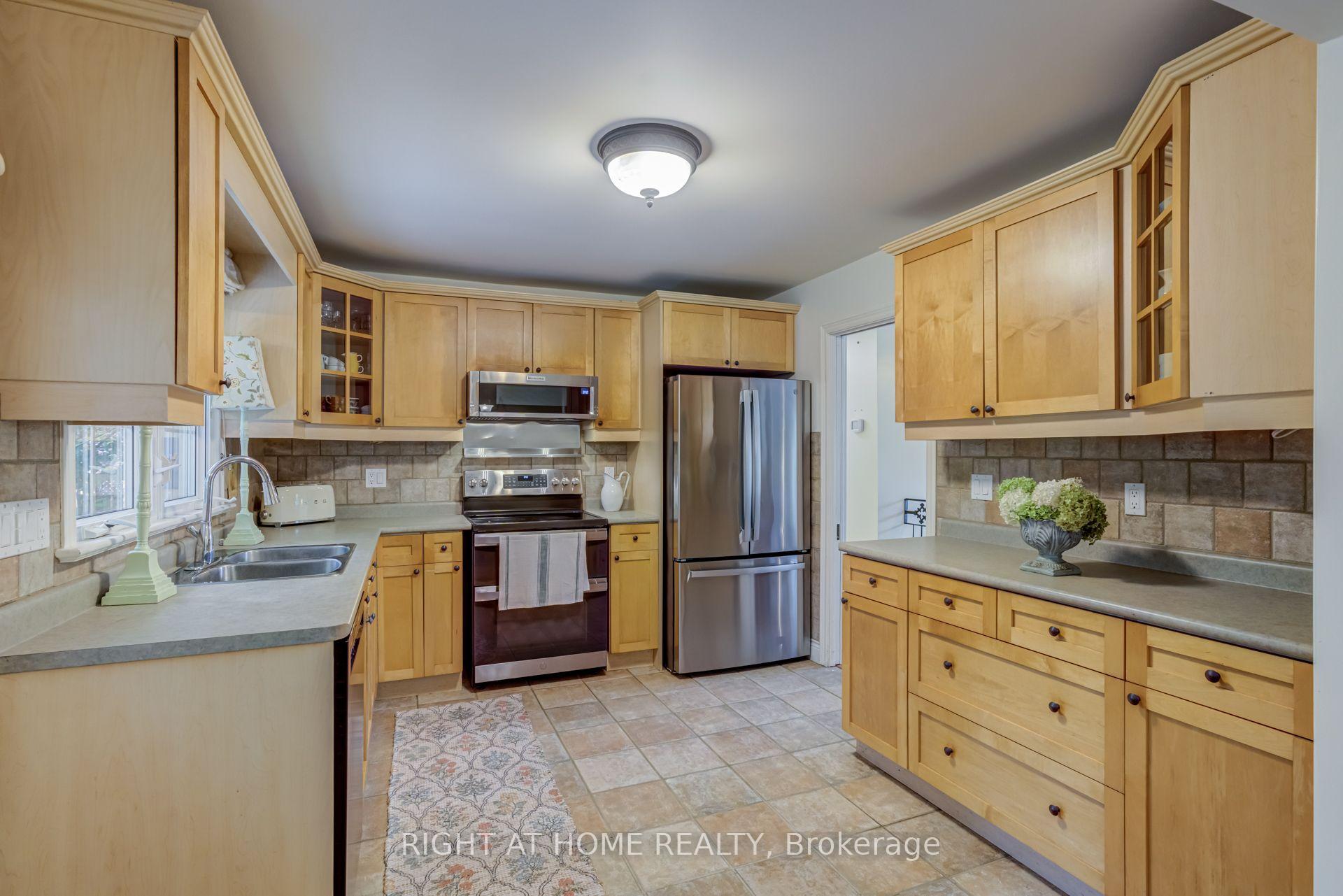 Photo 8 of 1627 Rometown Drive, Mississauga, Lakeview — HOMEH